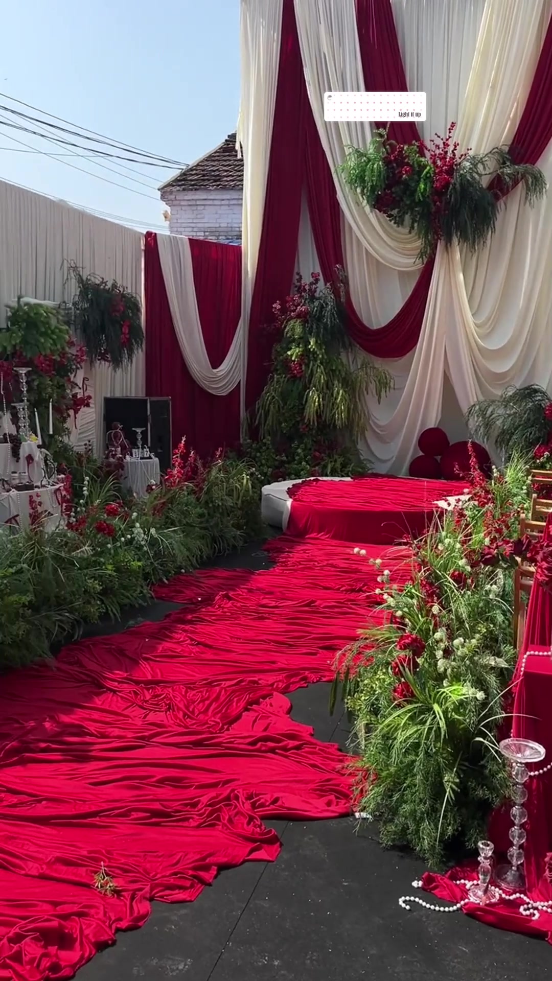 红白撞色挑高布幔野生自然系婚礼
