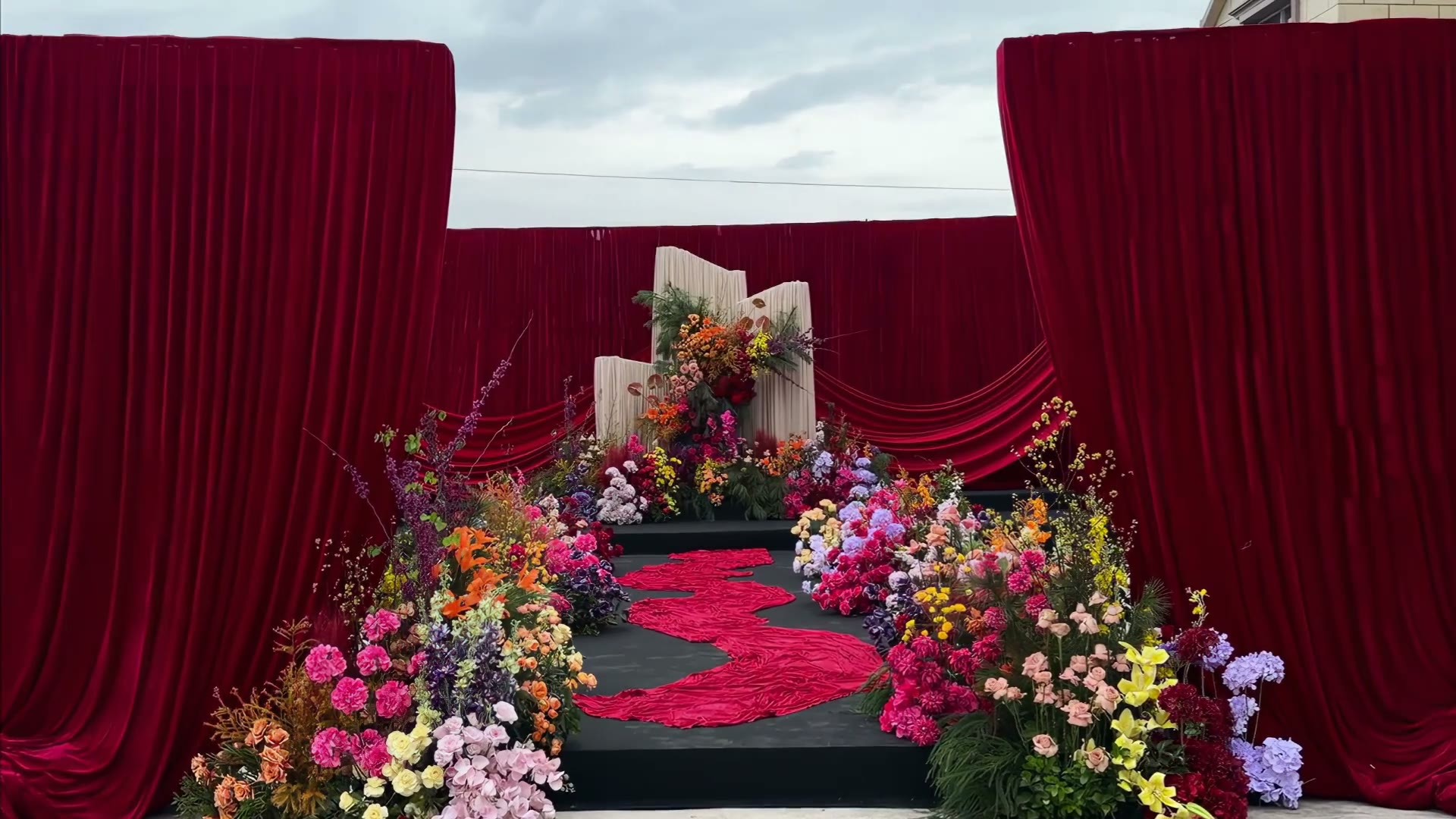 红色布幔花园风婚礼