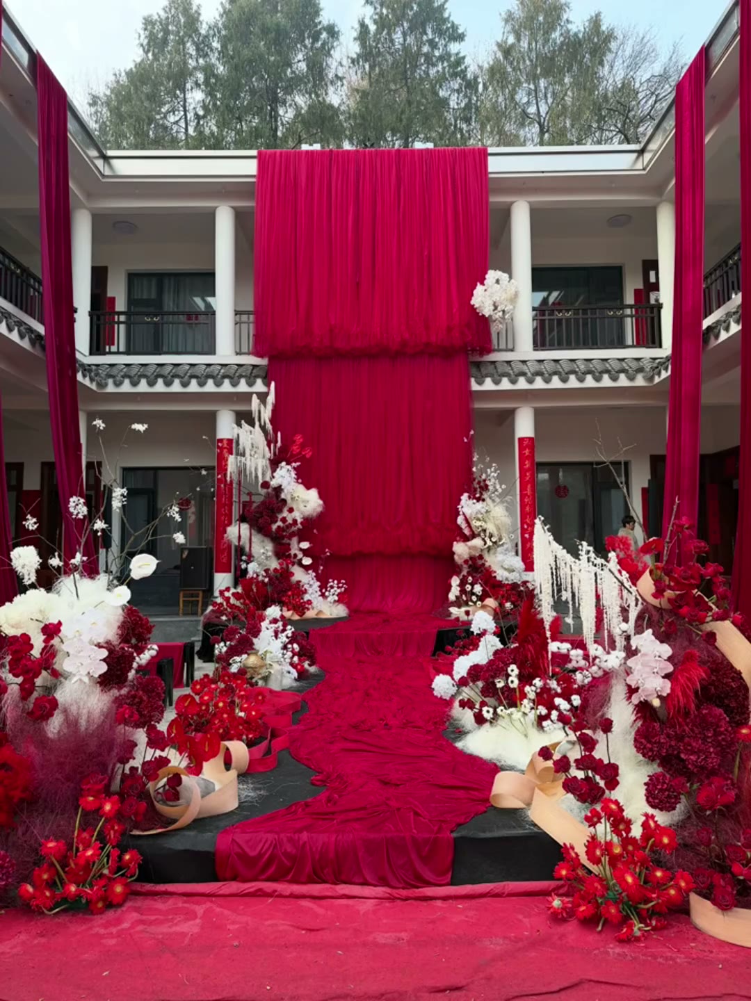 红色挑高布幔高级感婚礼