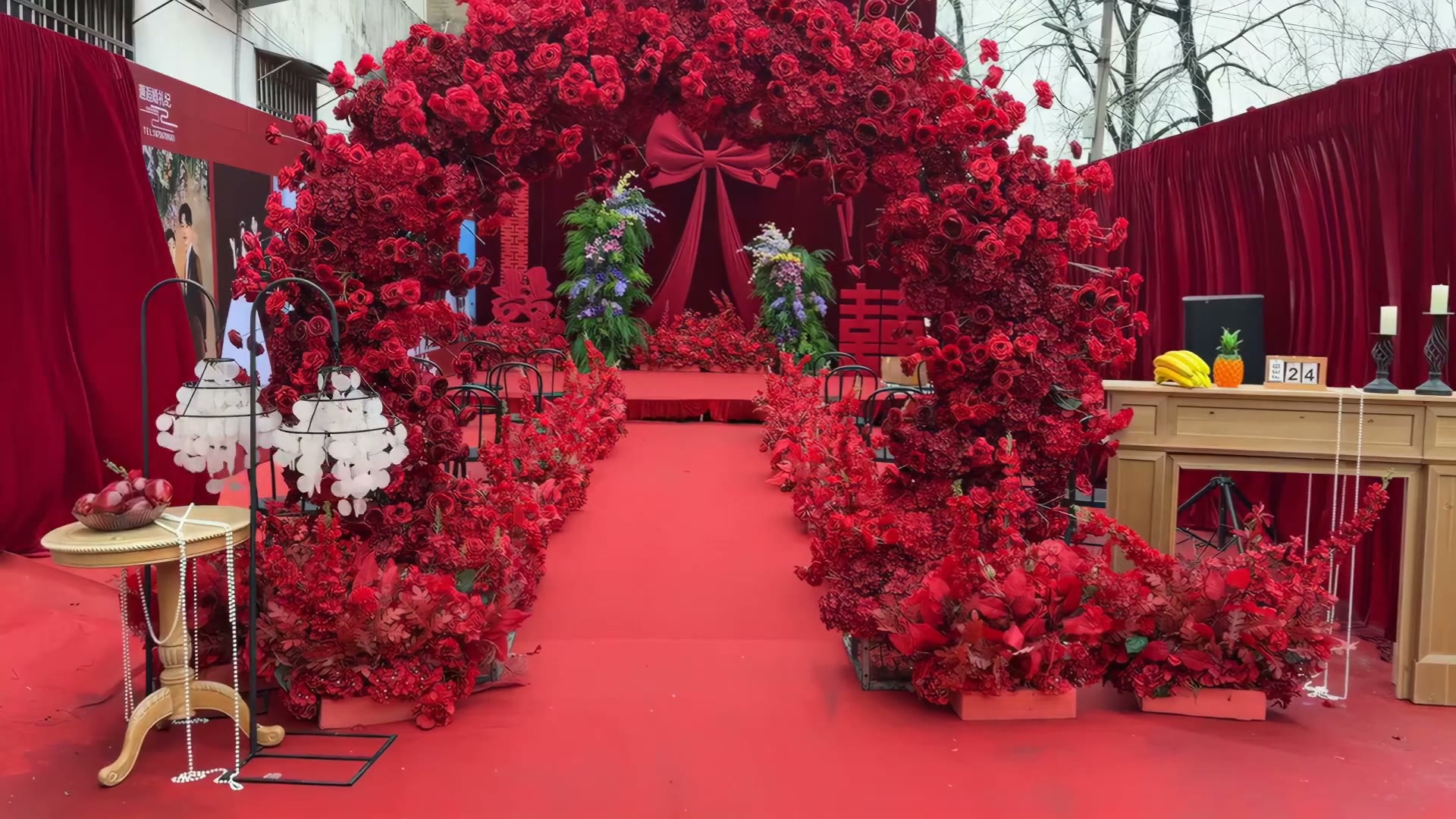 红色挑高布幔蝴蝶结婚礼