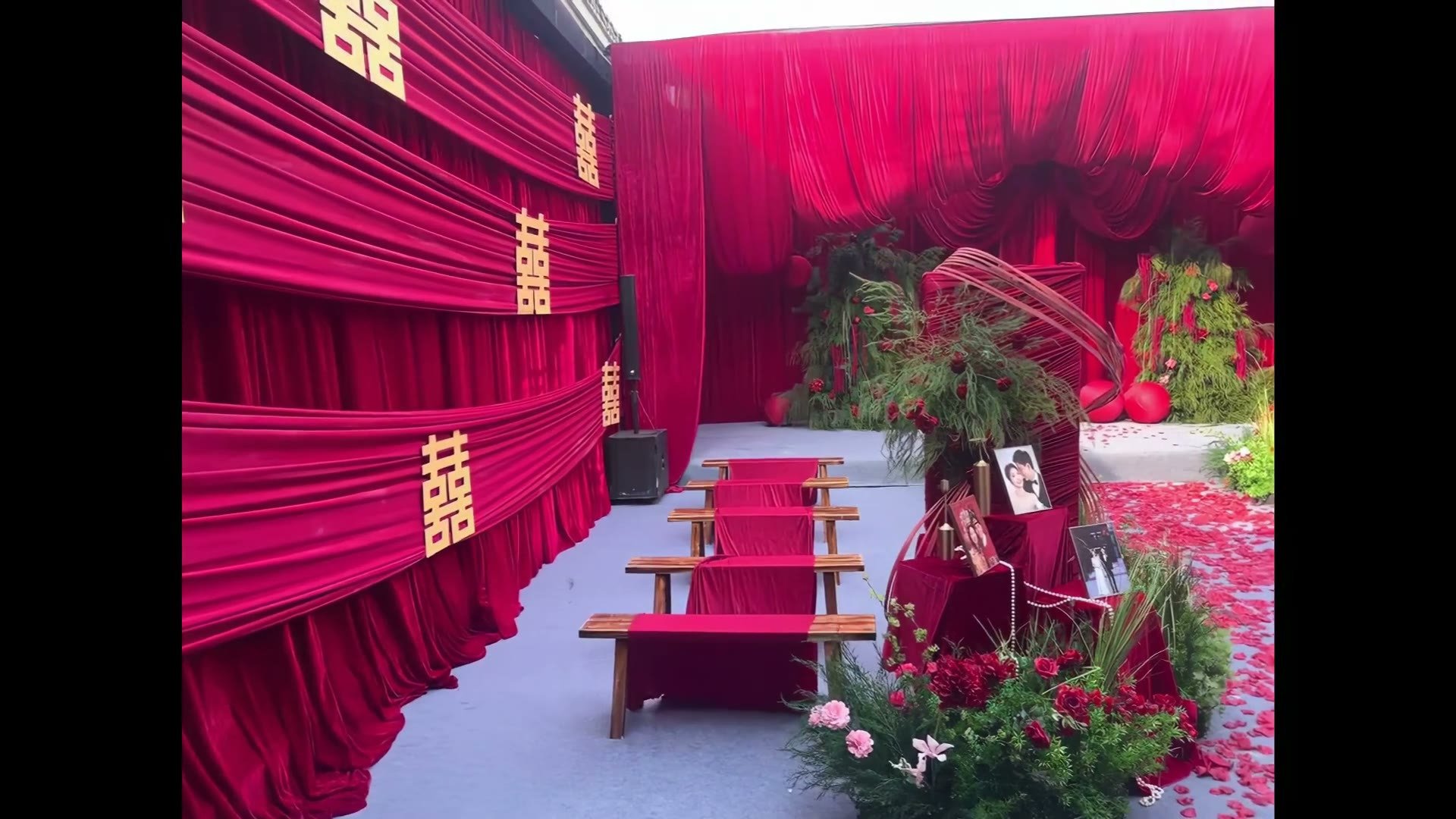 红色大气布幔造型婚礼