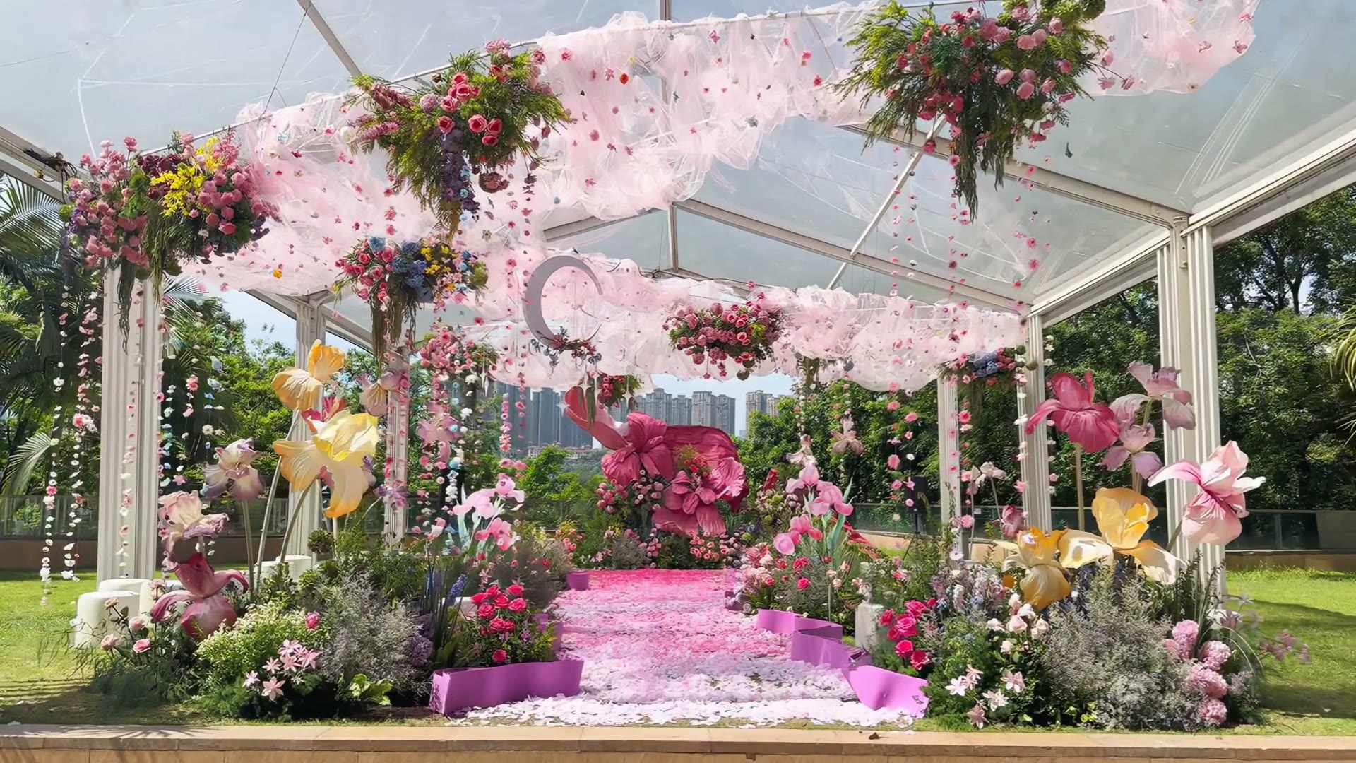 粉色花园风阳光雨婚礼