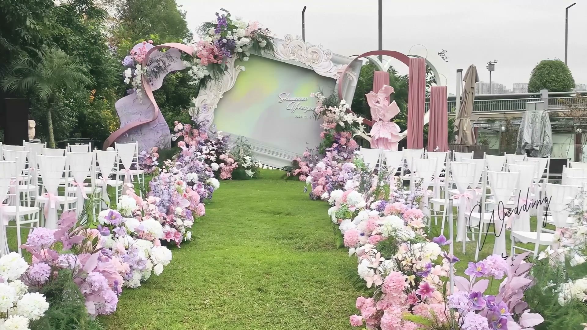 粉色粉紫色油画风草坪婚礼