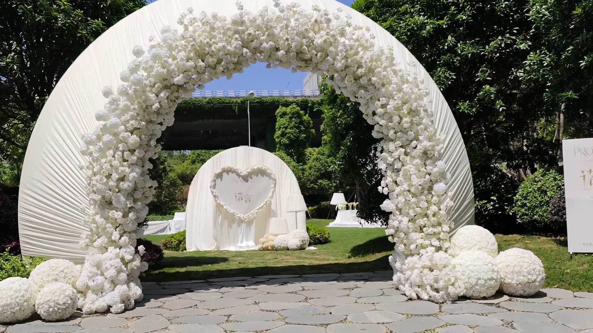 纯白色唯美布幔花海草坪婚礼
