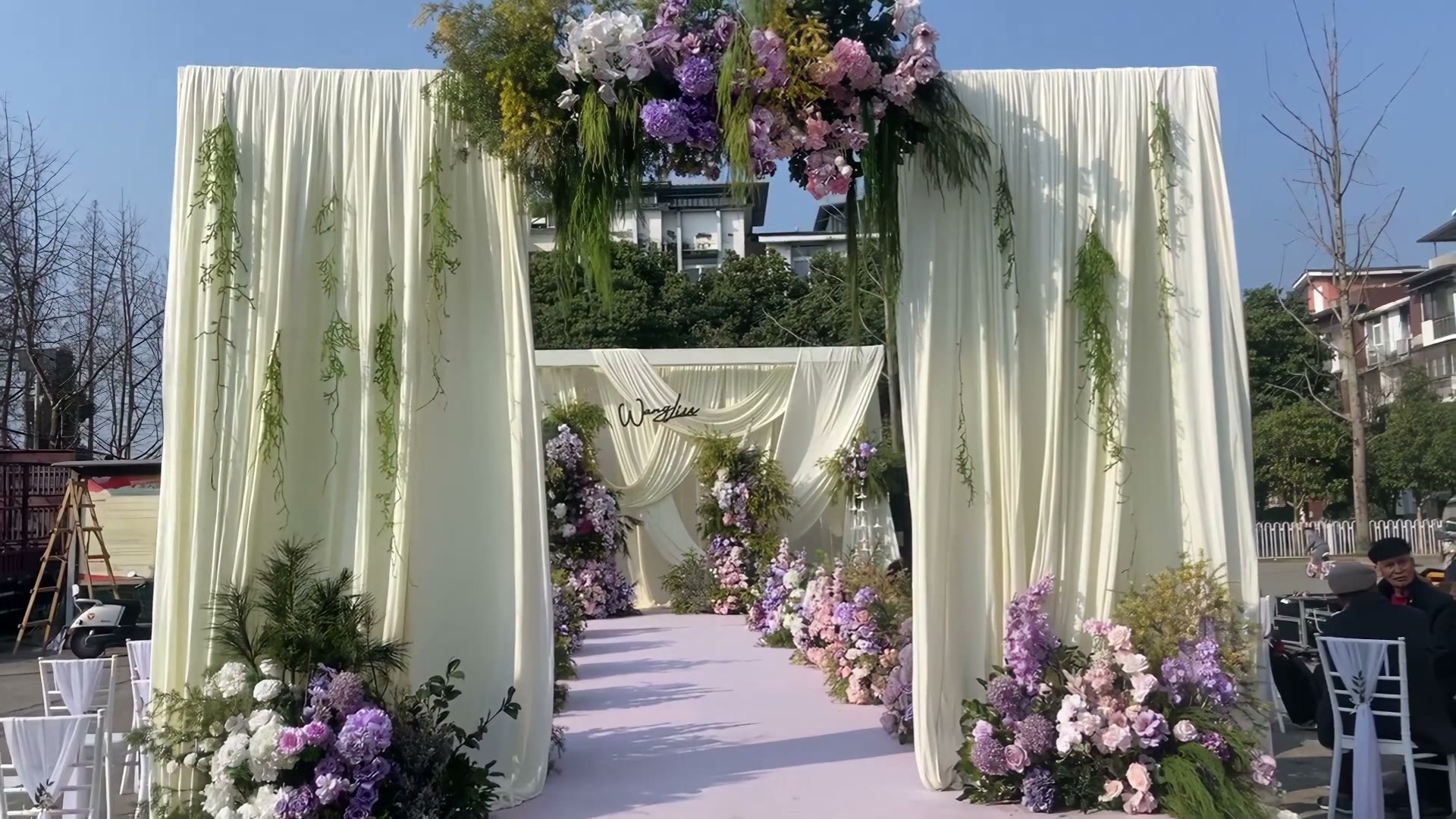 白绿色韩式布幔百合花串庭院婚礼