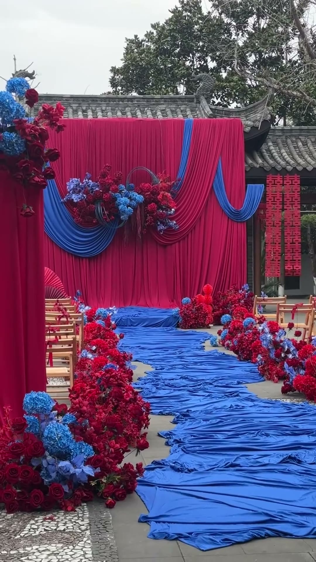 红蓝撞色布幔中式庭院婚礼