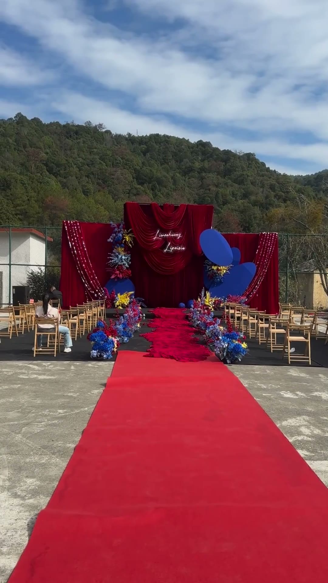 红色撞色高饱和度农村婚礼