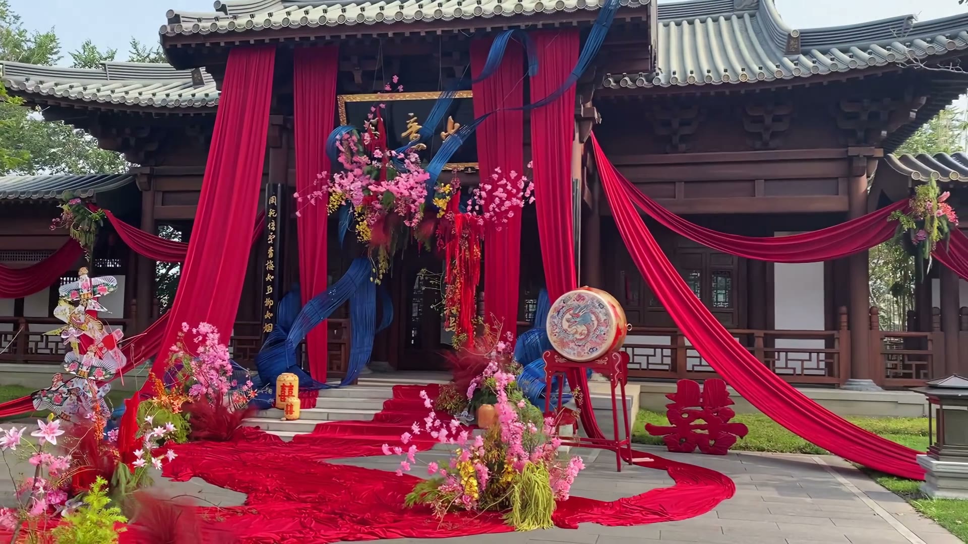 红蓝撞色古风中式庭院婚礼