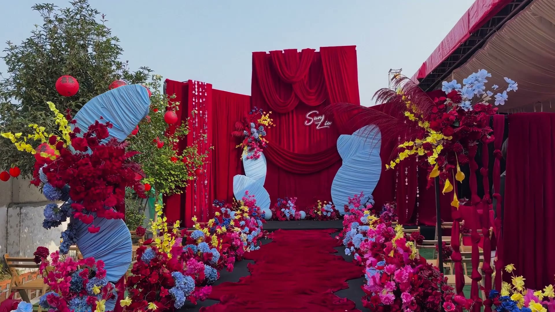 红蓝撞色布幔新中式南洋风婚礼