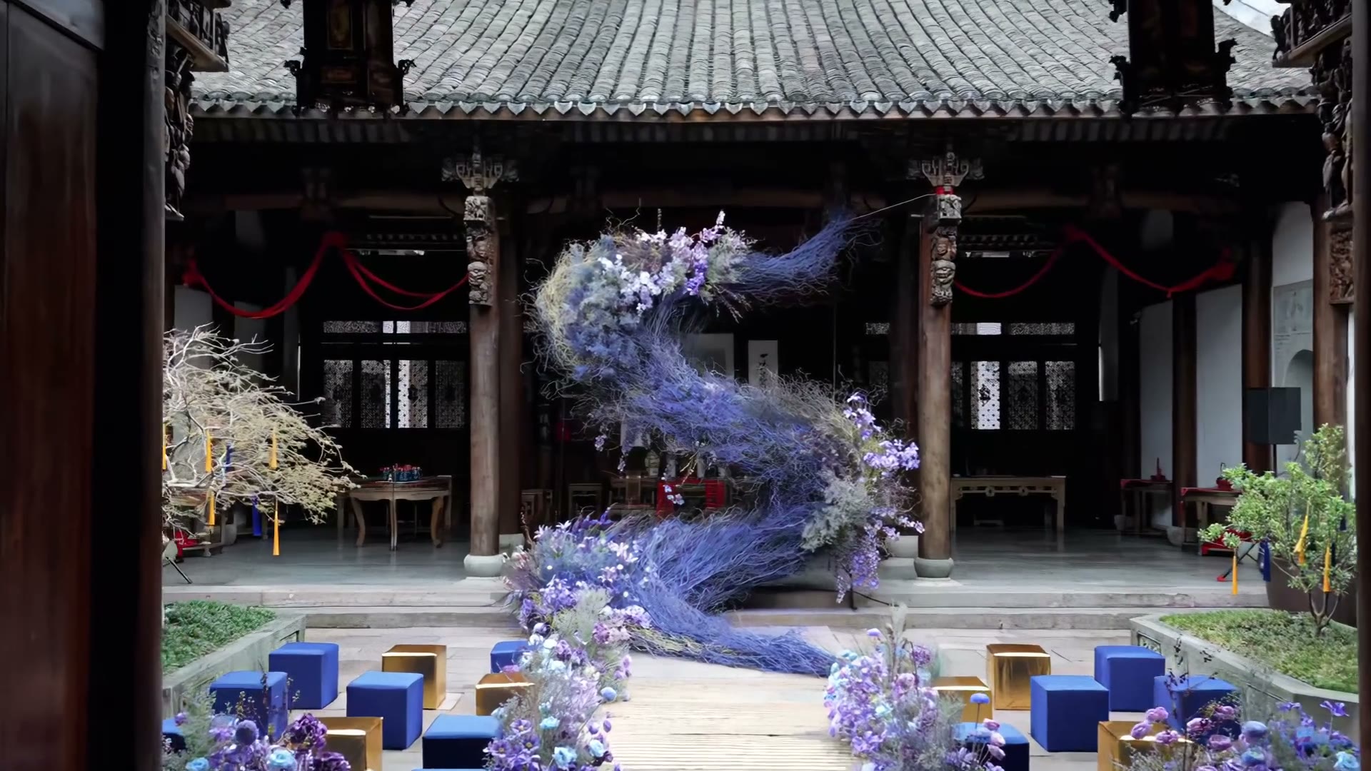 蓝紫色小众枝条造型祠堂婚礼