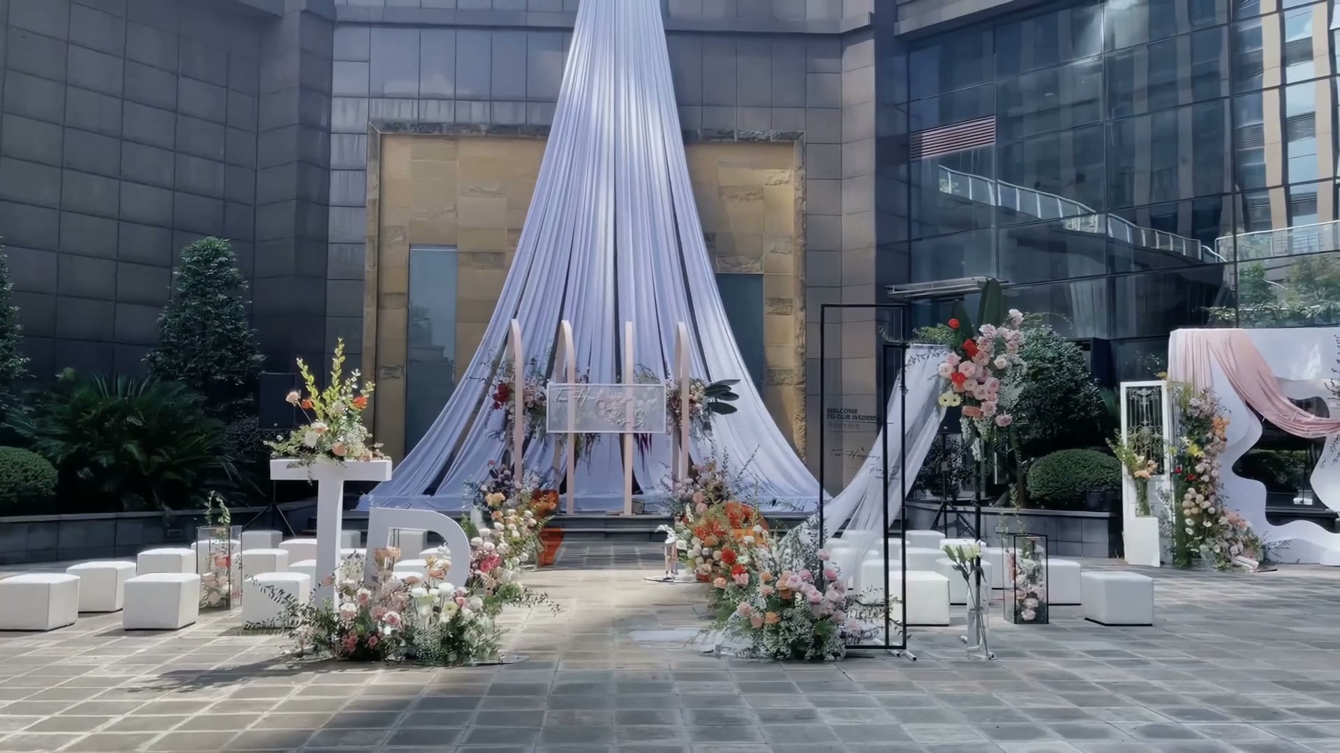 小众挑高蓝灰色布幔会外婚礼
