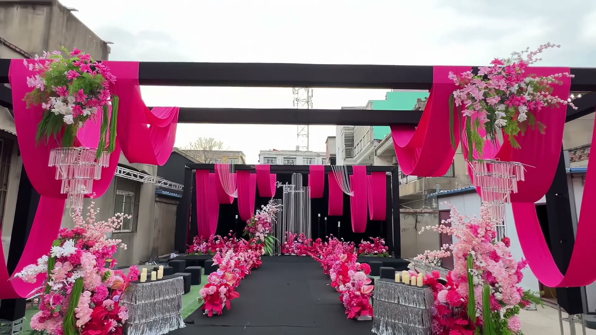 玫红色黑色珠帘庭院婚礼