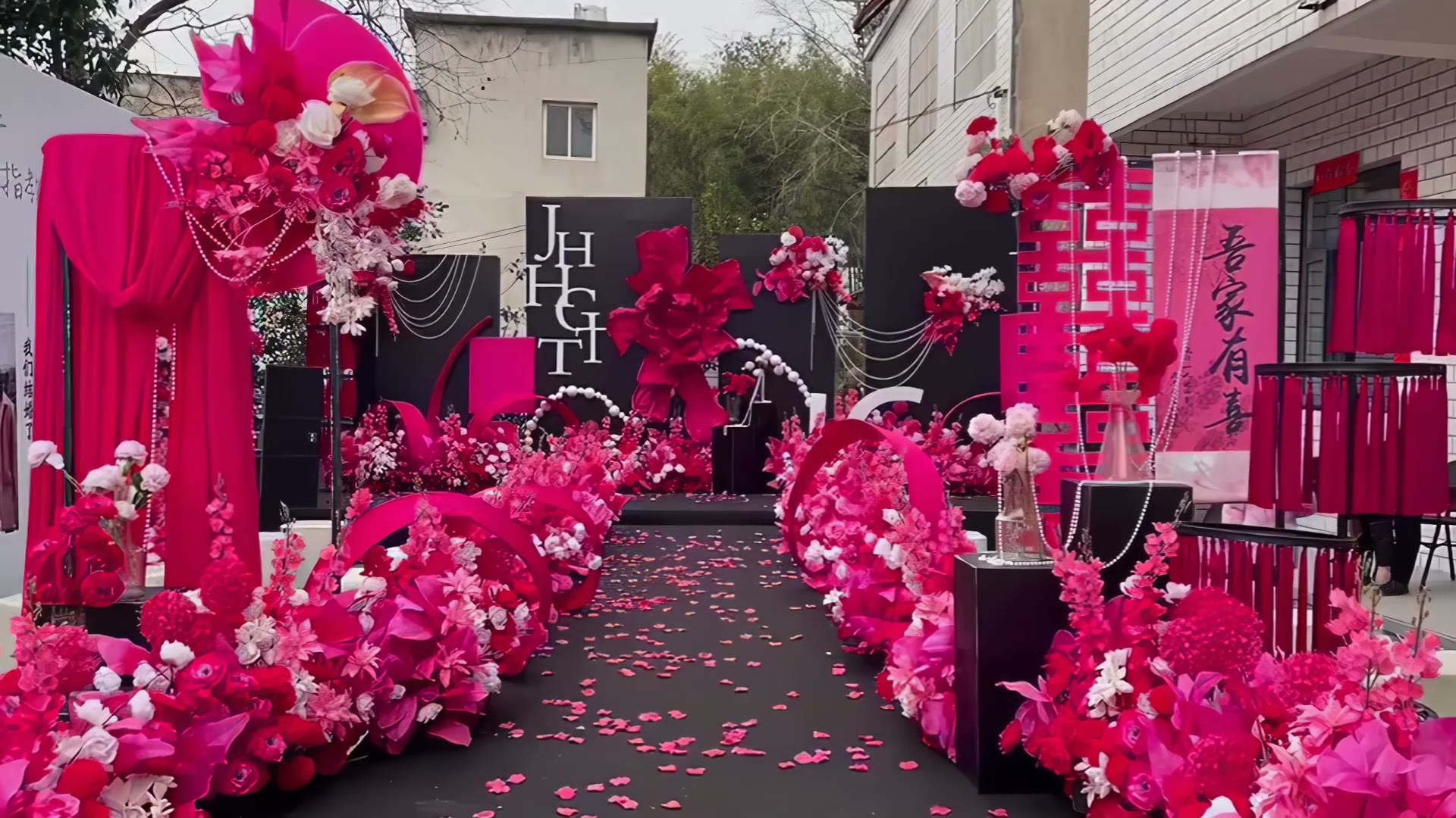 玫红黑纸花街道婚礼