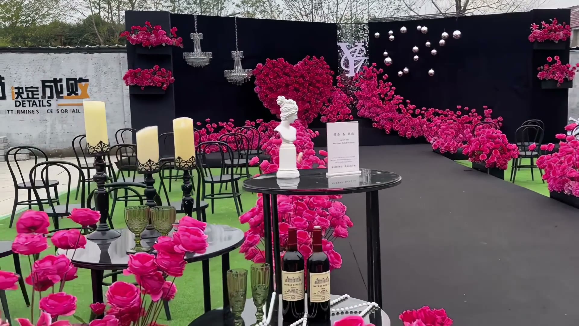 超级酷的黑玫粉庭院婚礼