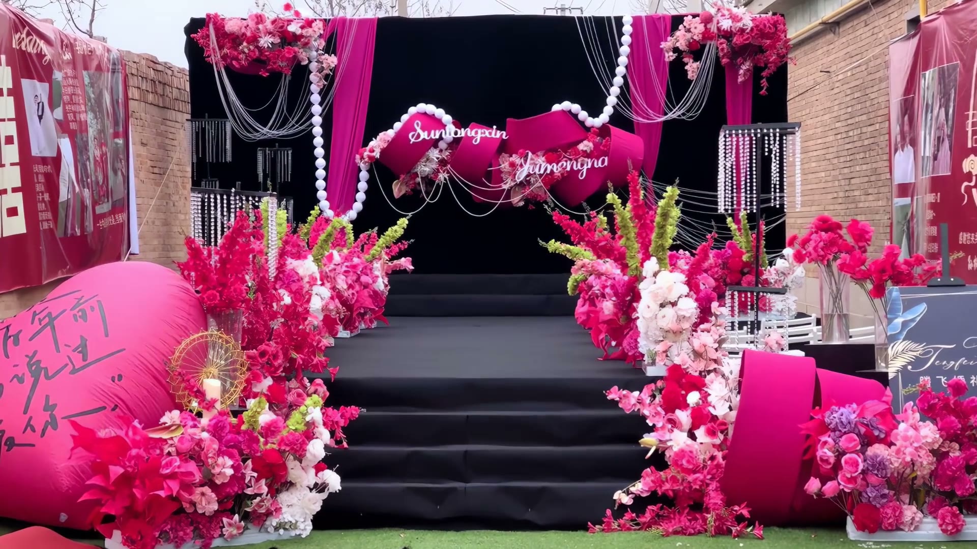 户外庭院玫红色小众婚礼