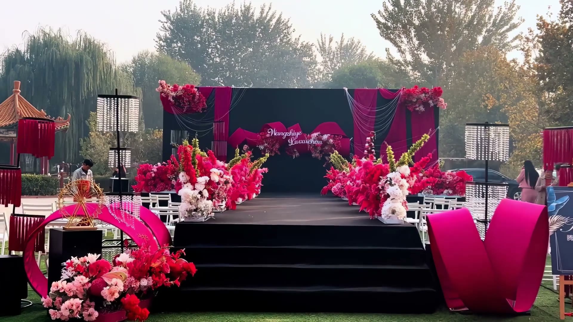 黑玫红小众户外庭院布幔婚礼