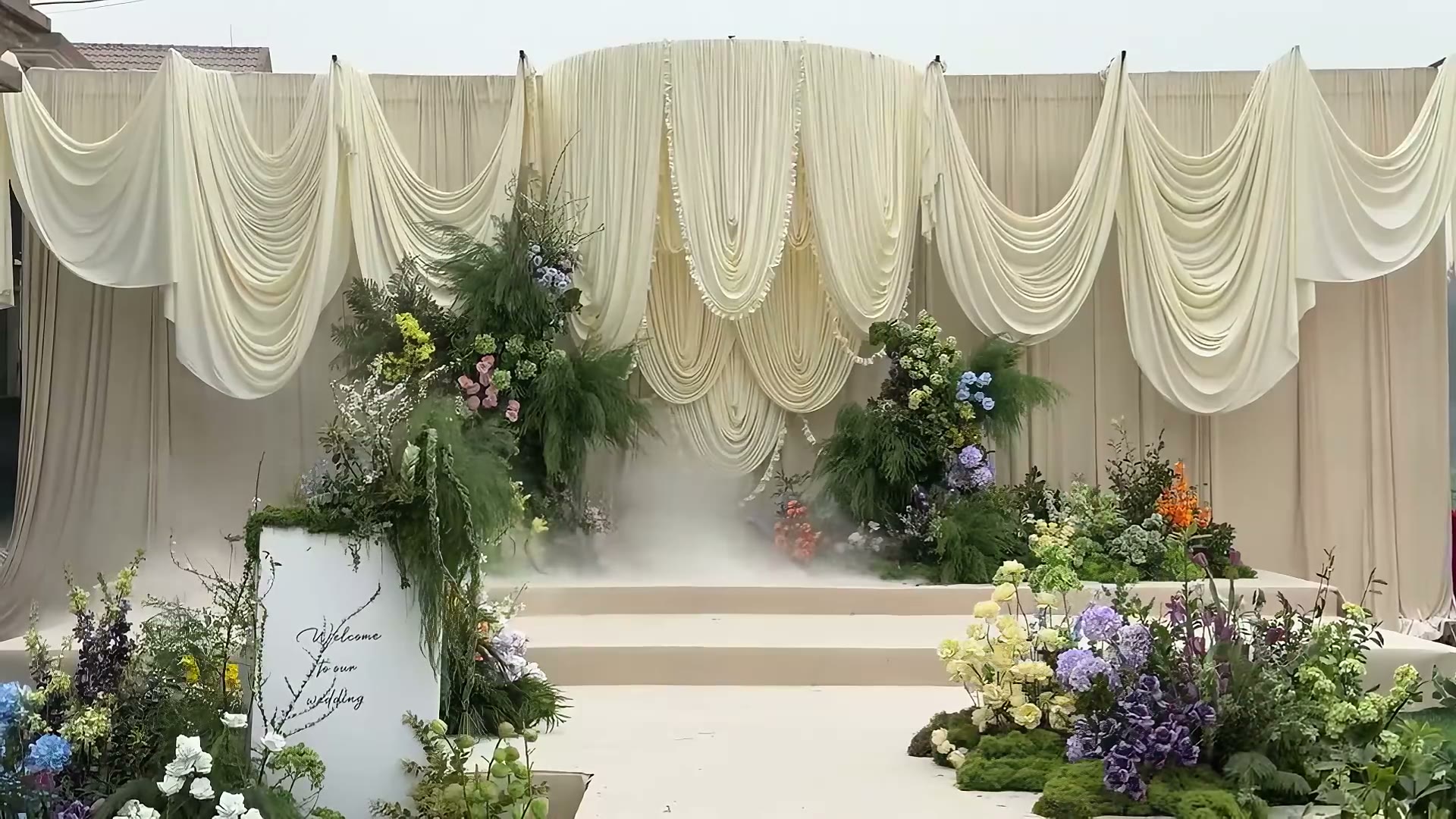 户外庭院香槟色布幔野生系婚礼