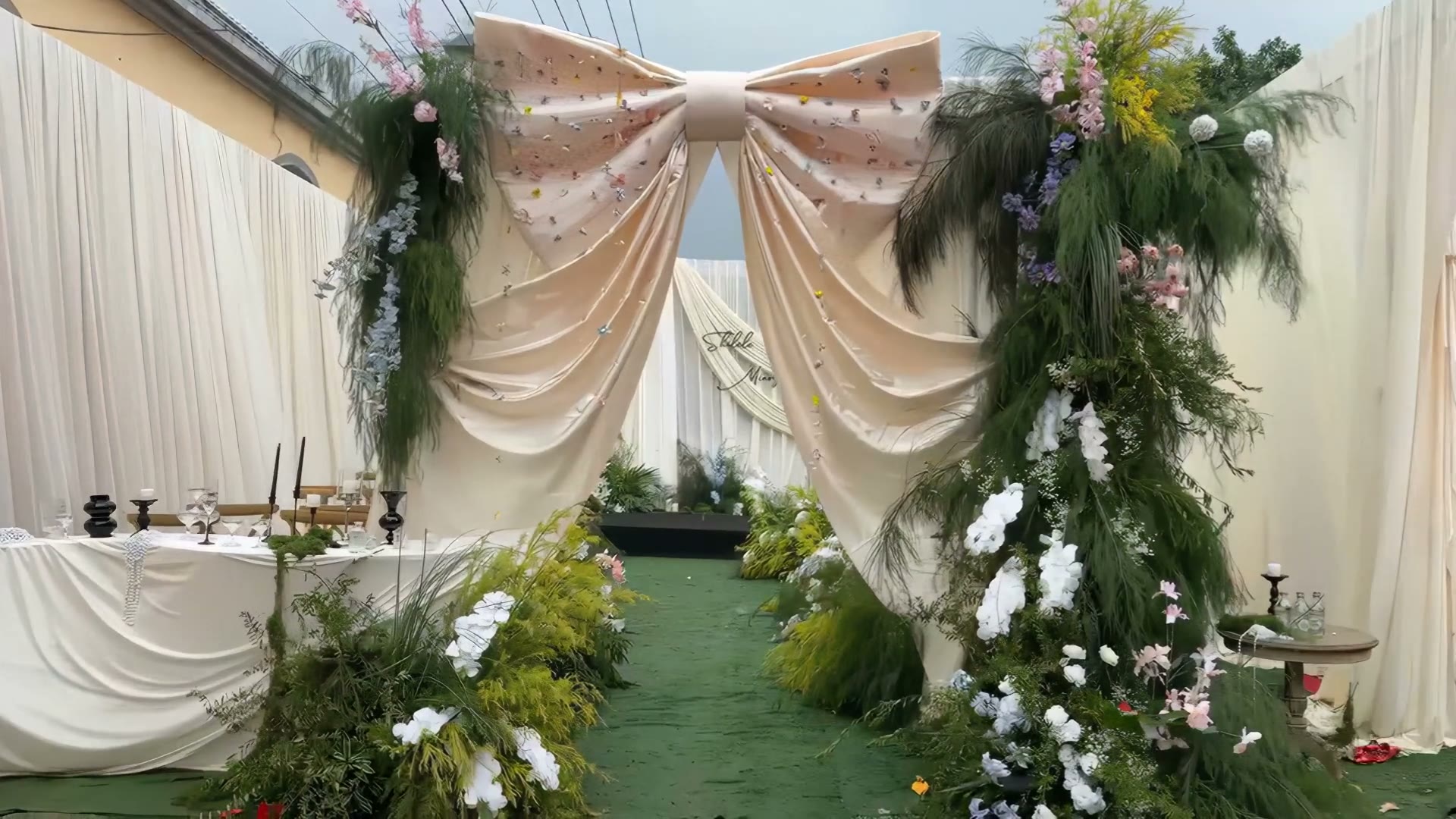 香槟色布幔蝴蝶结沉浸式庭院婚礼