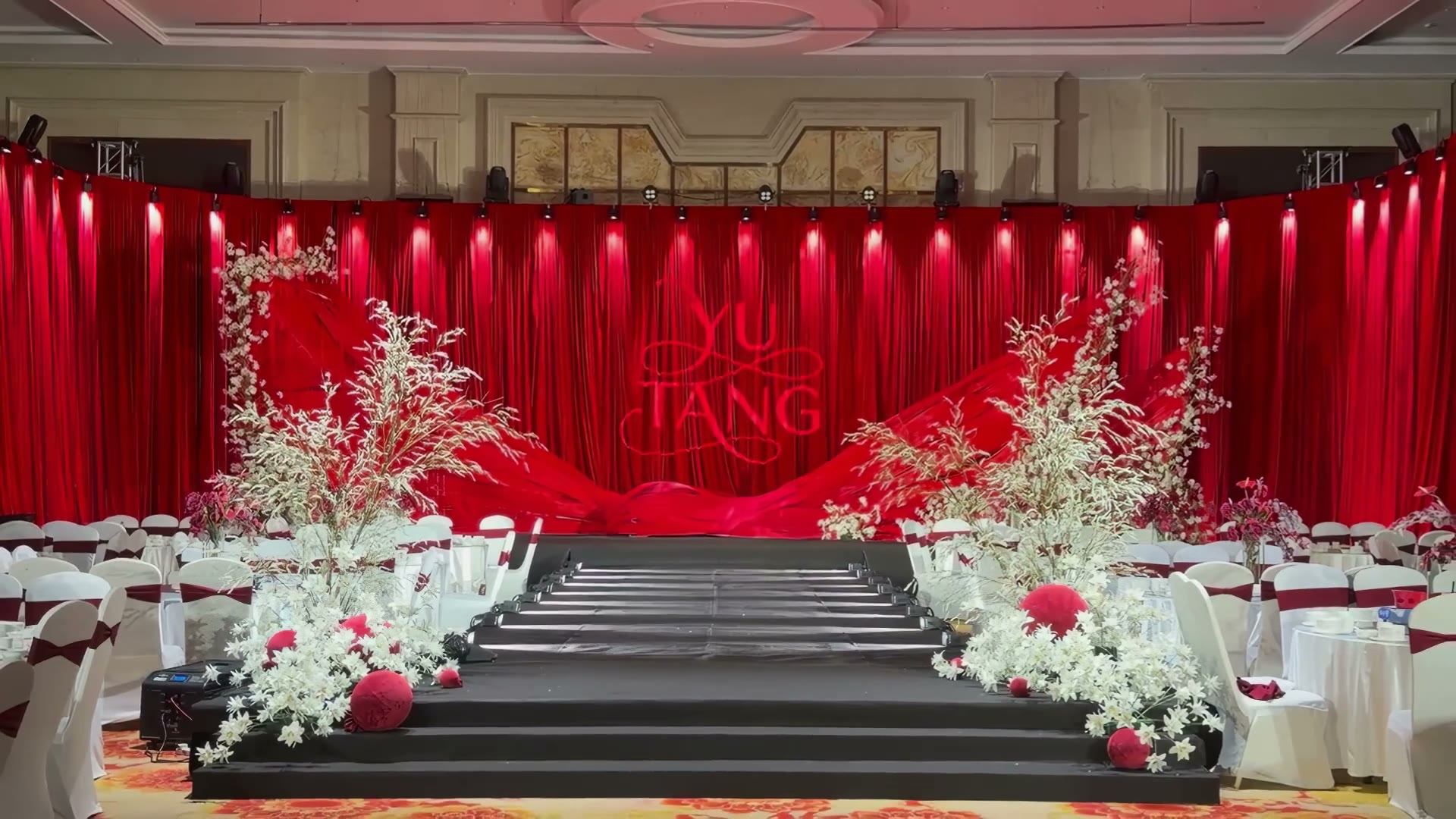 红色简约欧根纱布幔婚礼