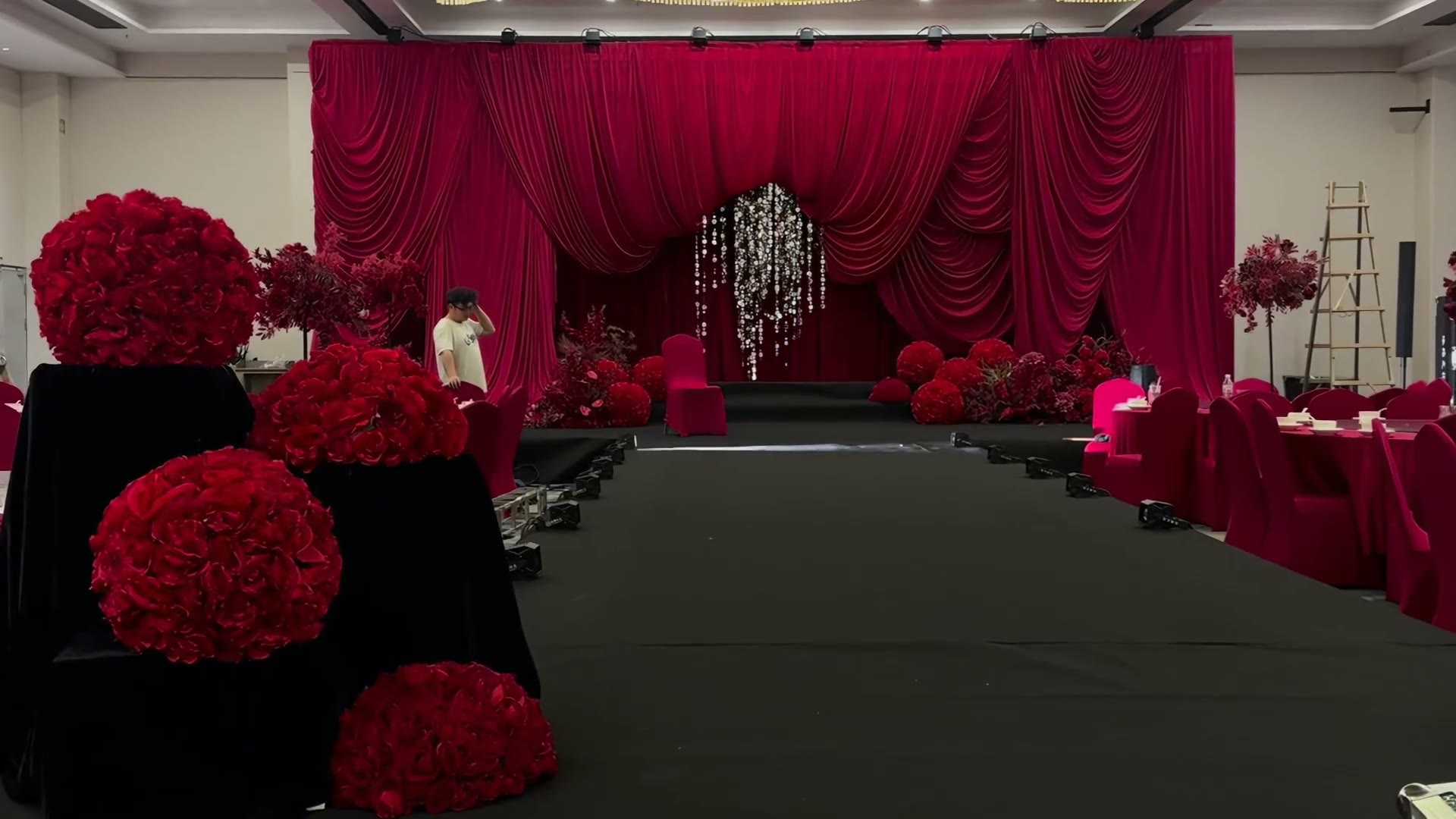 红黑布幔极简复古婚礼