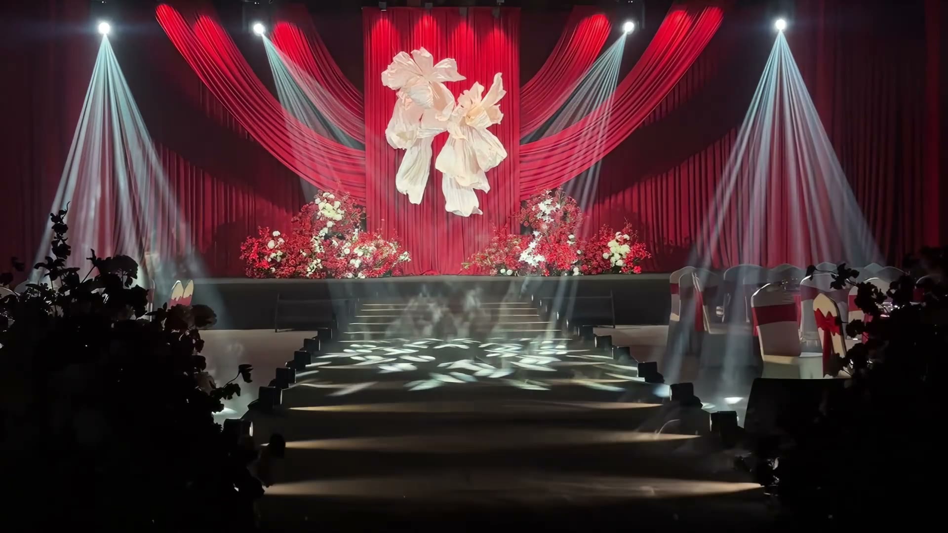 正红色布幔纸艺极简婚礼