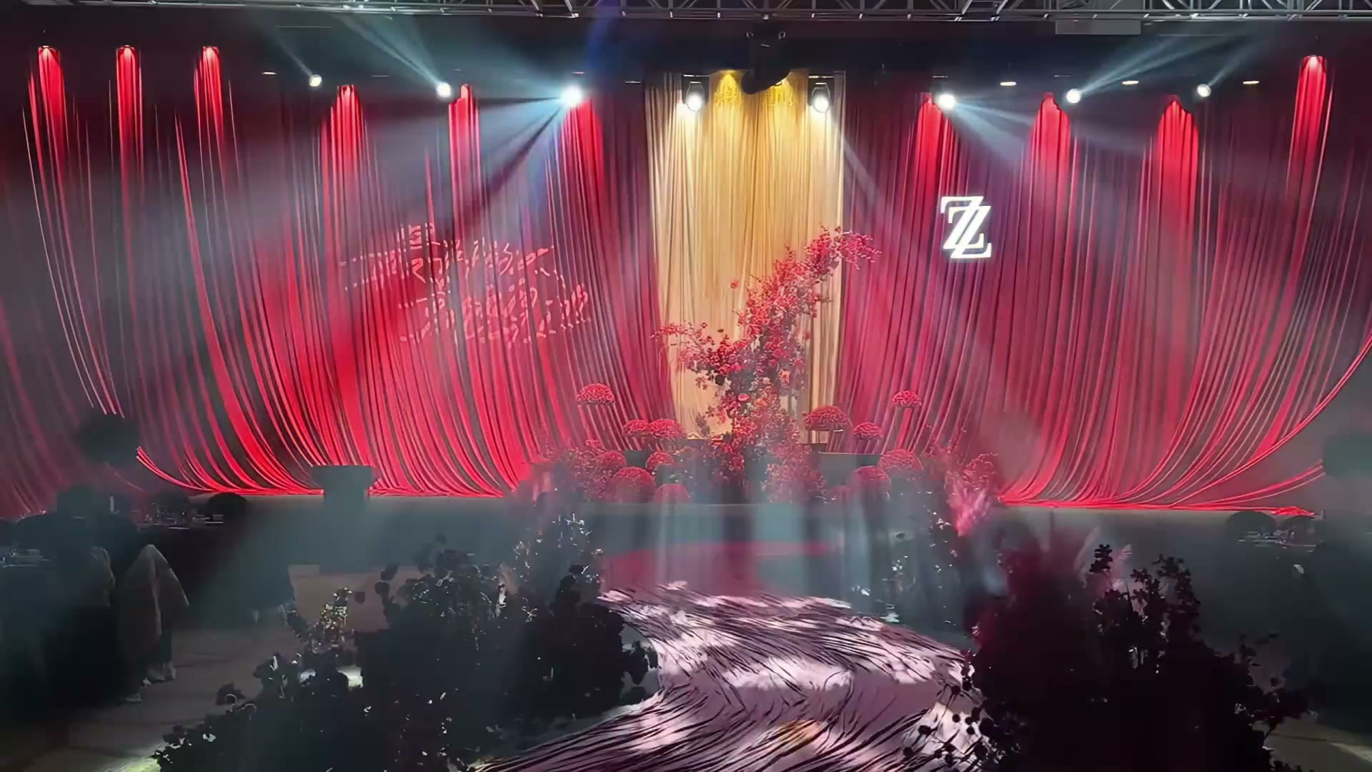 红色大布幔背景婚礼