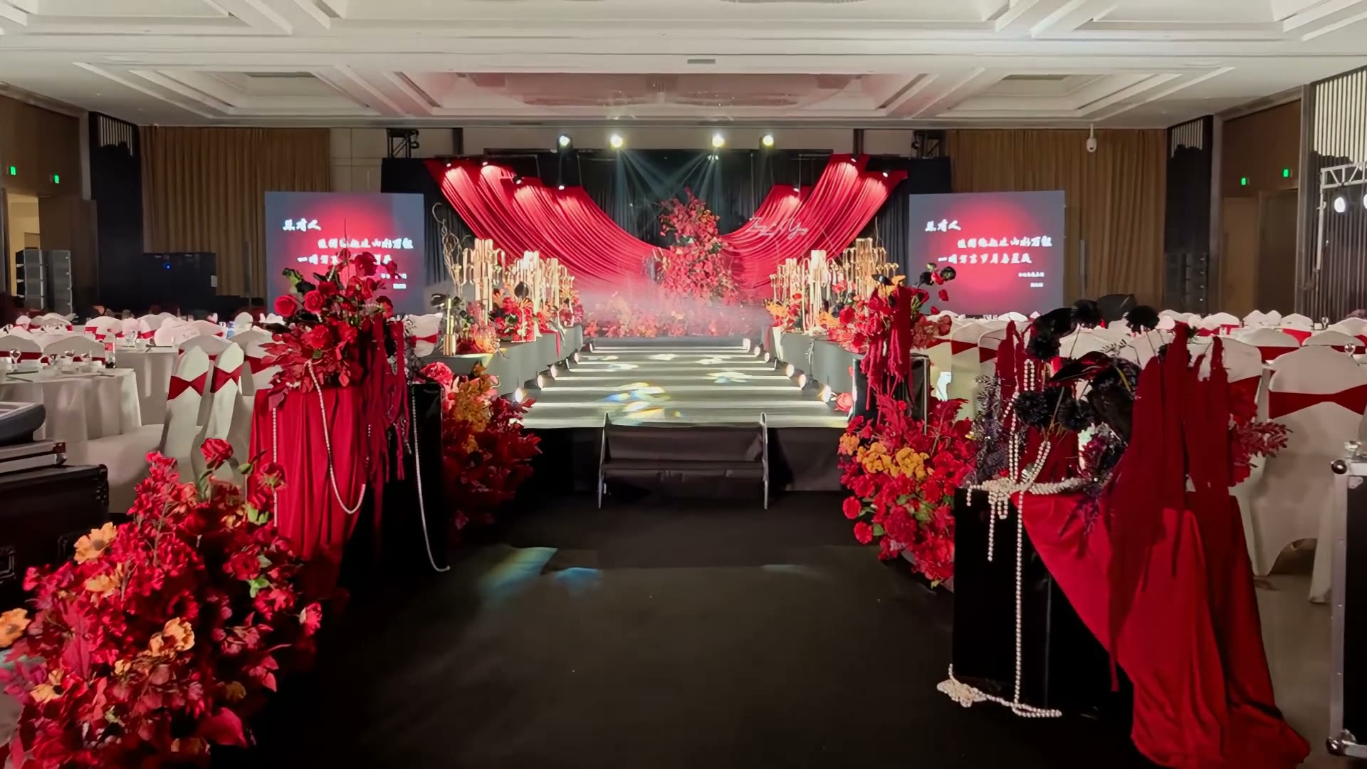 红黑布简约婚礼