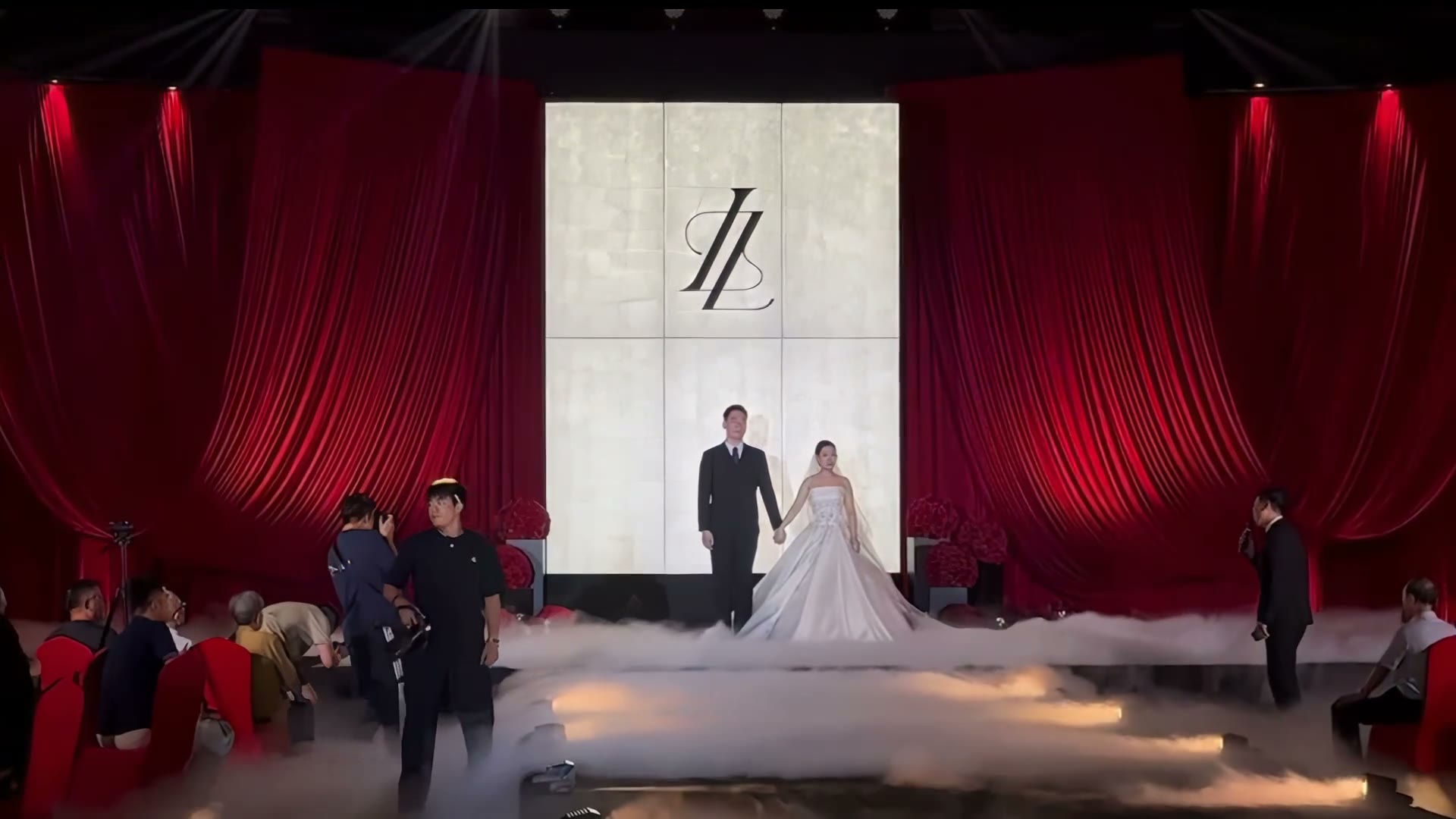 红色布幔杜邦纸灯箱秀场风婚礼