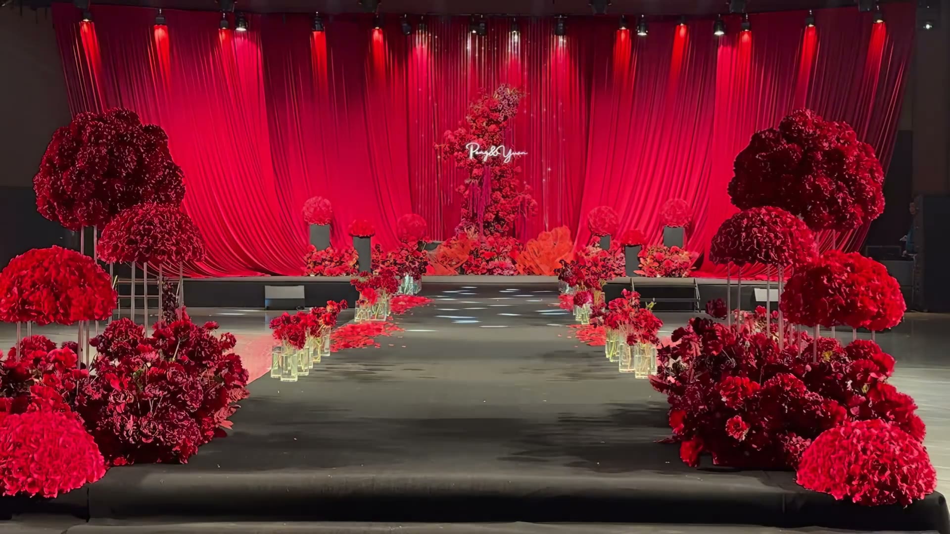红色布幔简约婚礼