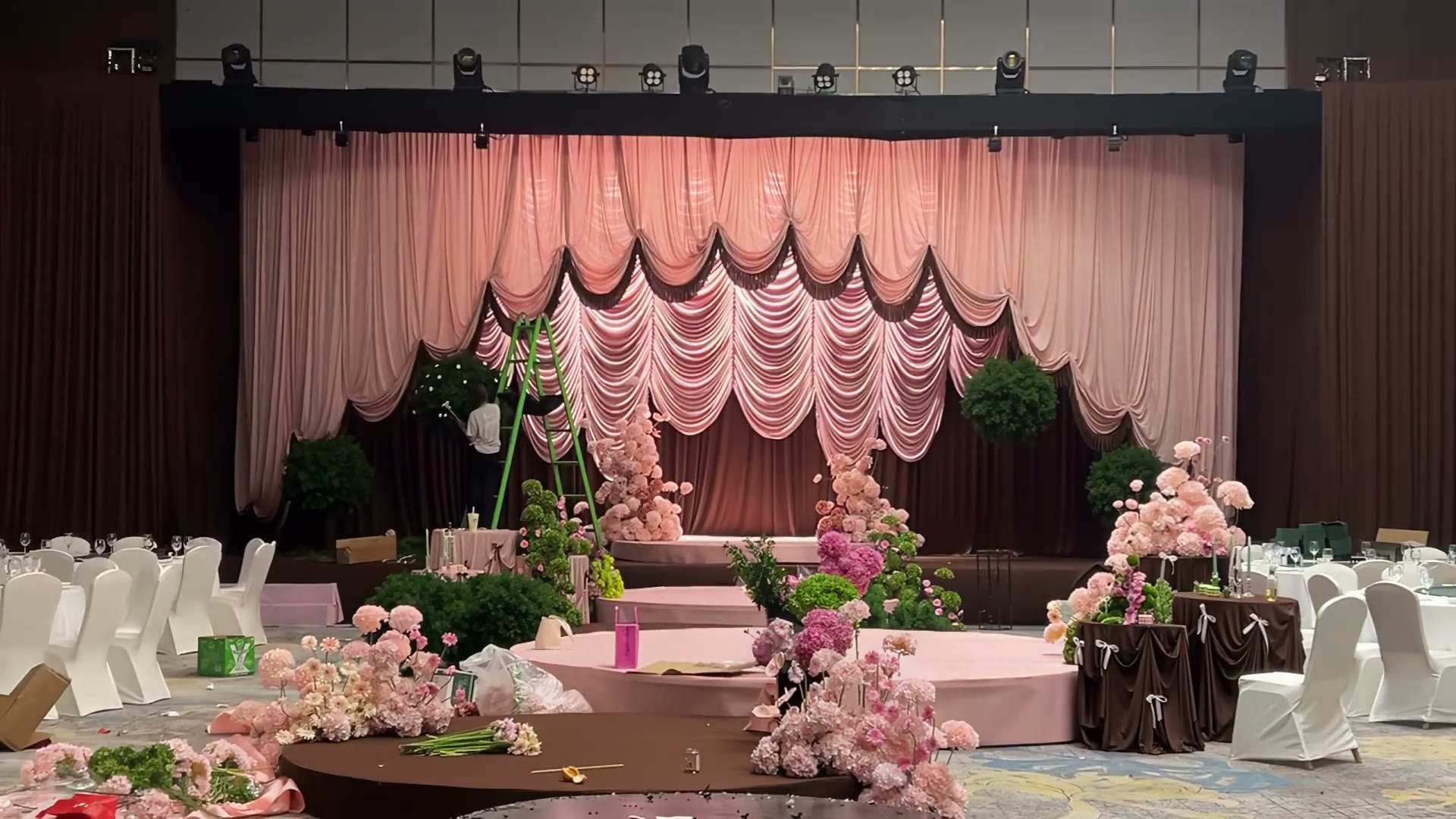 粉咖色布幔可露丽风格婚礼