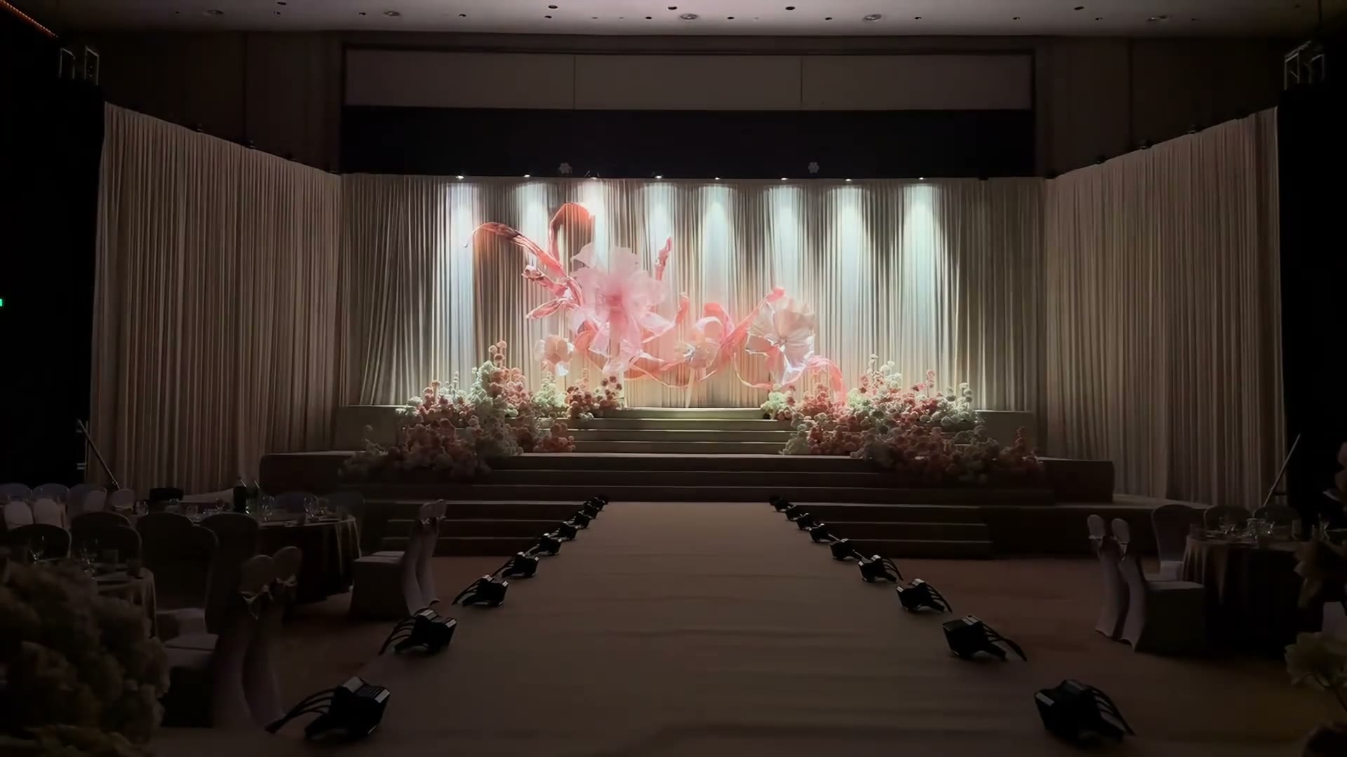 香槟粉布幔殴根纱氛围感婚礼