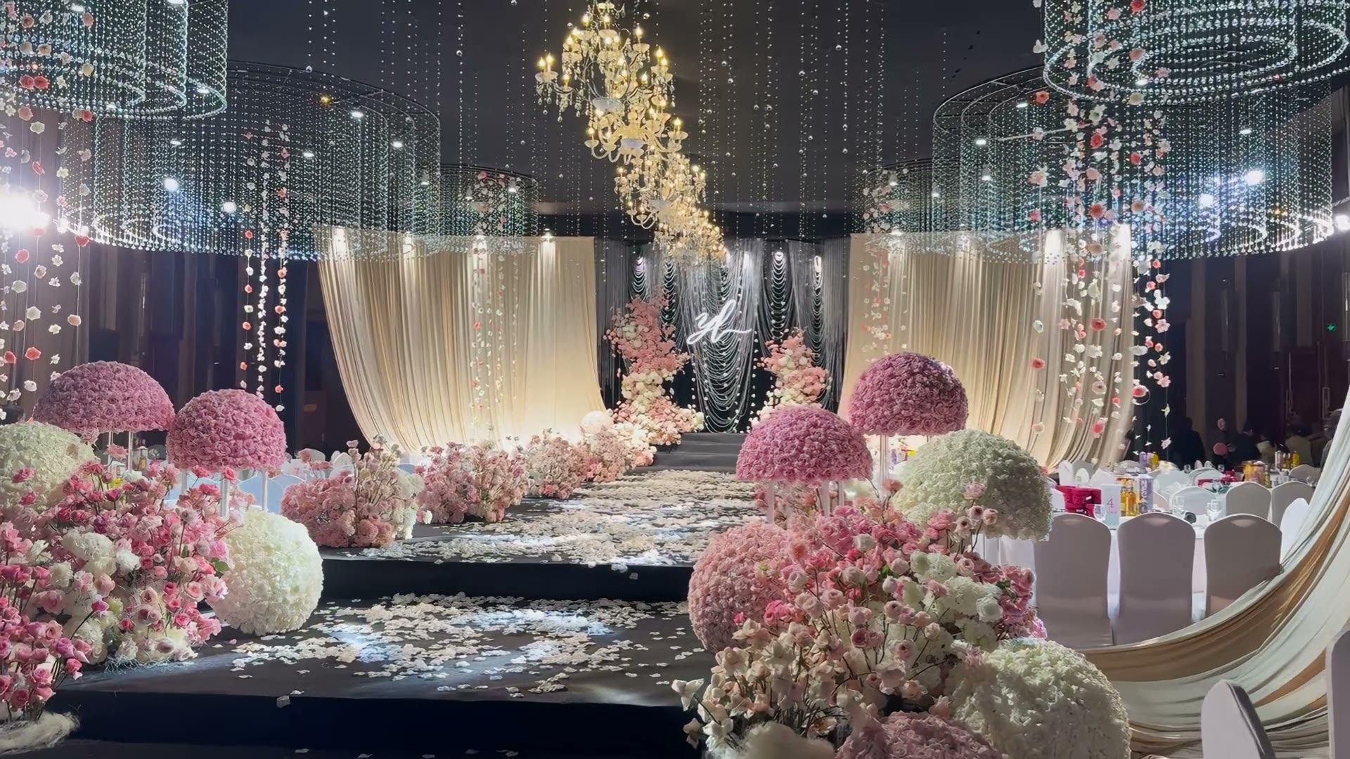 白粉韩式花球水晶吊顶婚礼