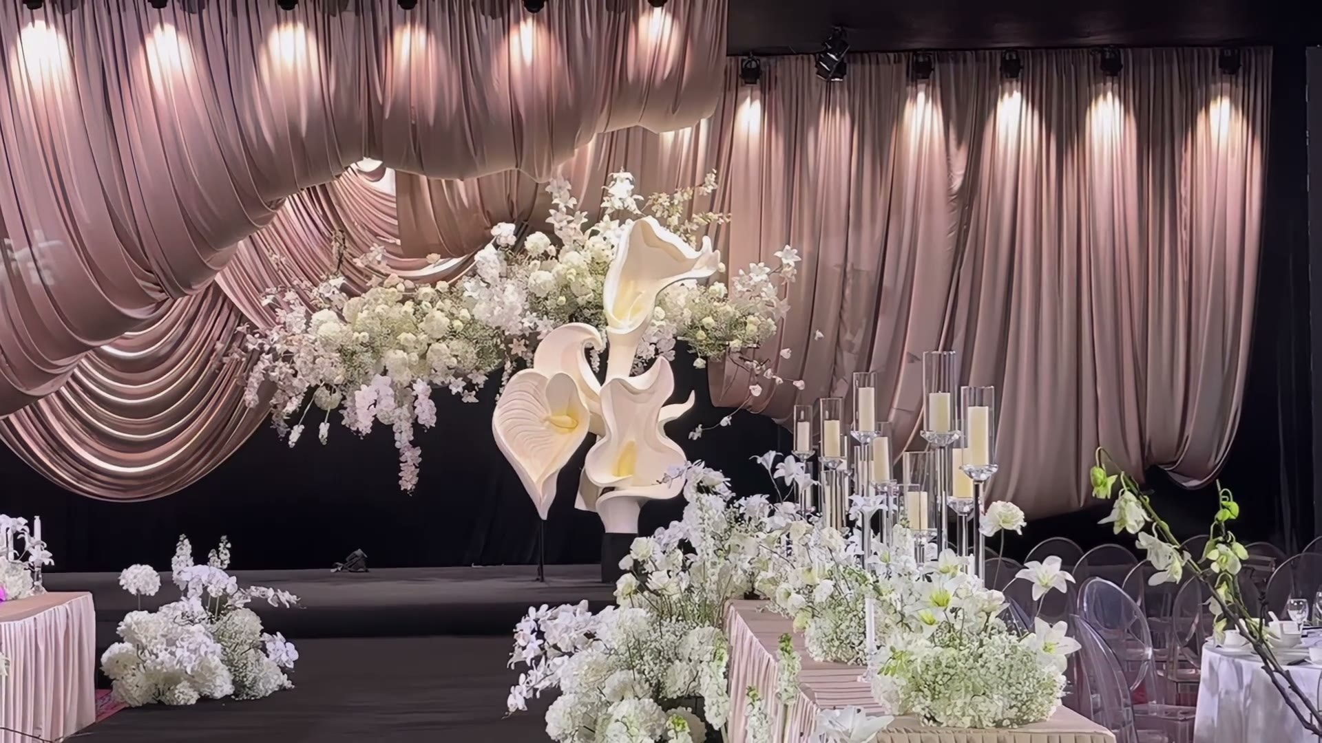 粉色系布幔造型马蹄莲婚礼