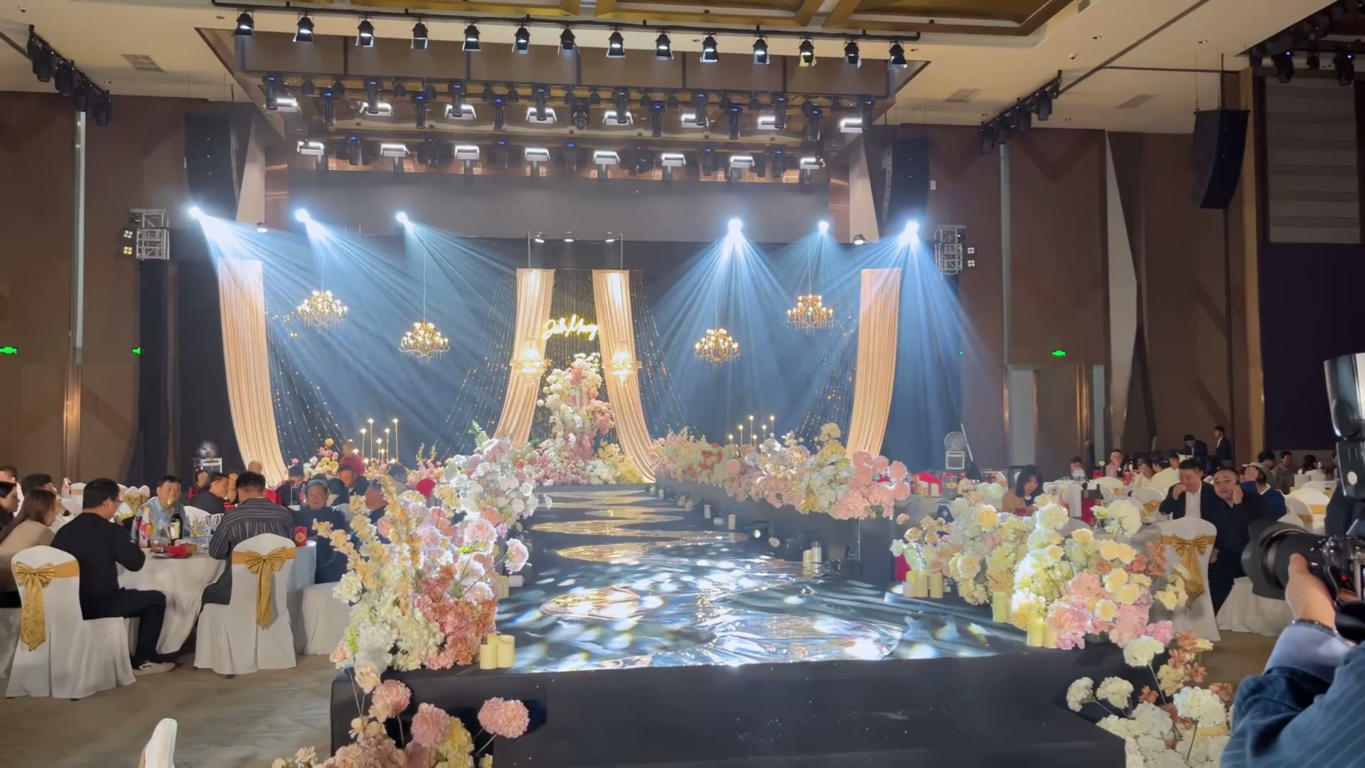 粉香槟韩式布幔亮片婚礼