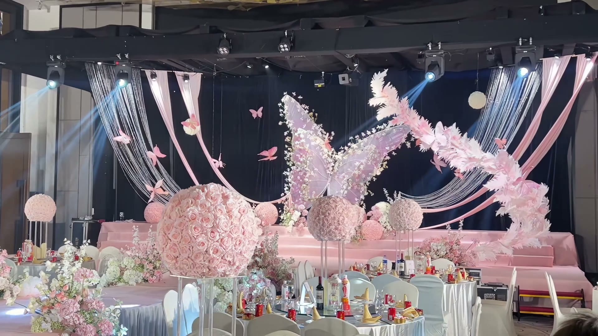 粉色唯美蝴蝶主题婚礼