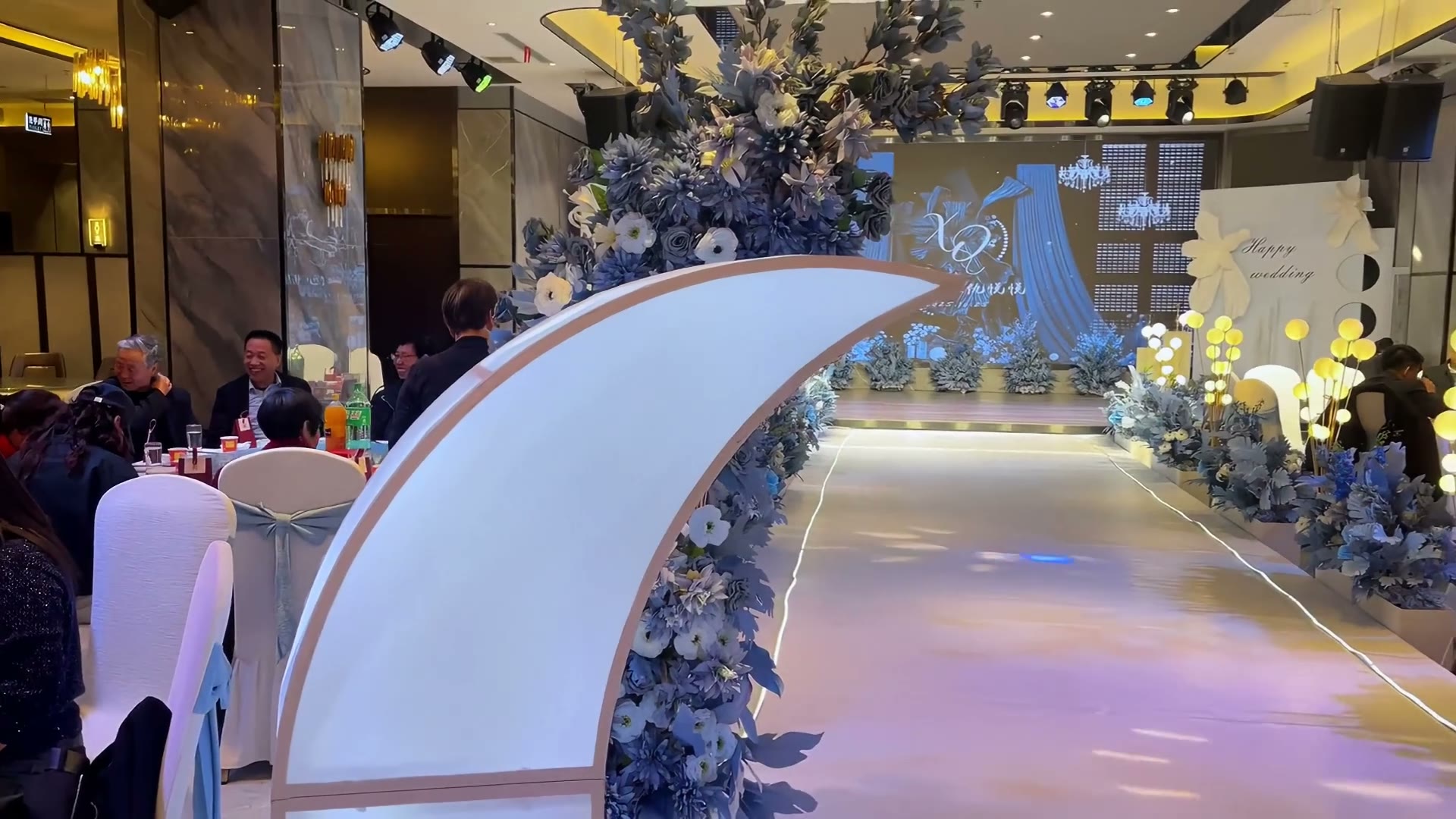蓝白色简约大屏婚礼
