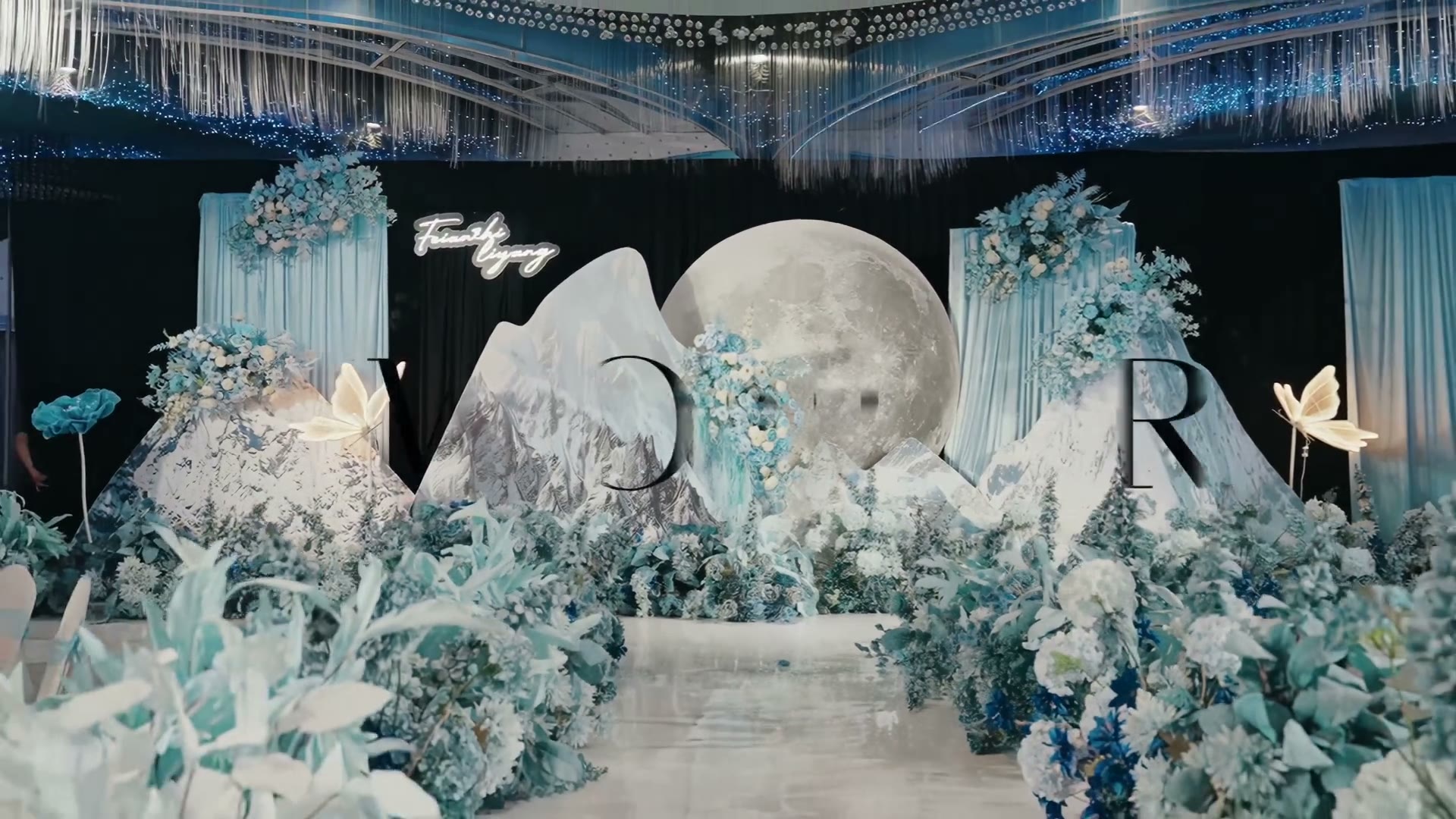 蓝白色雪山主题婚礼