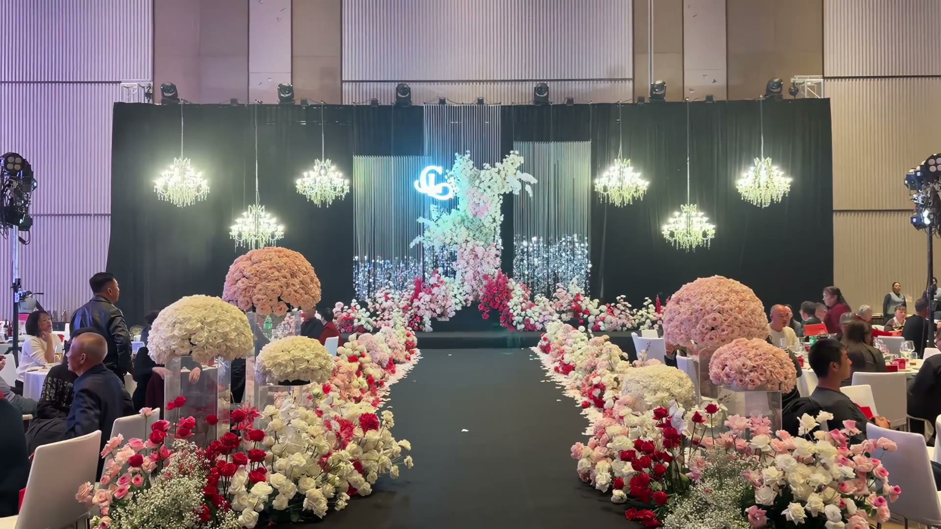 玫红粉色珠帘亮片韩式婚礼
