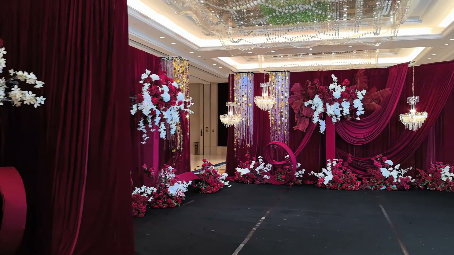 红色简约布幔亮片婚礼