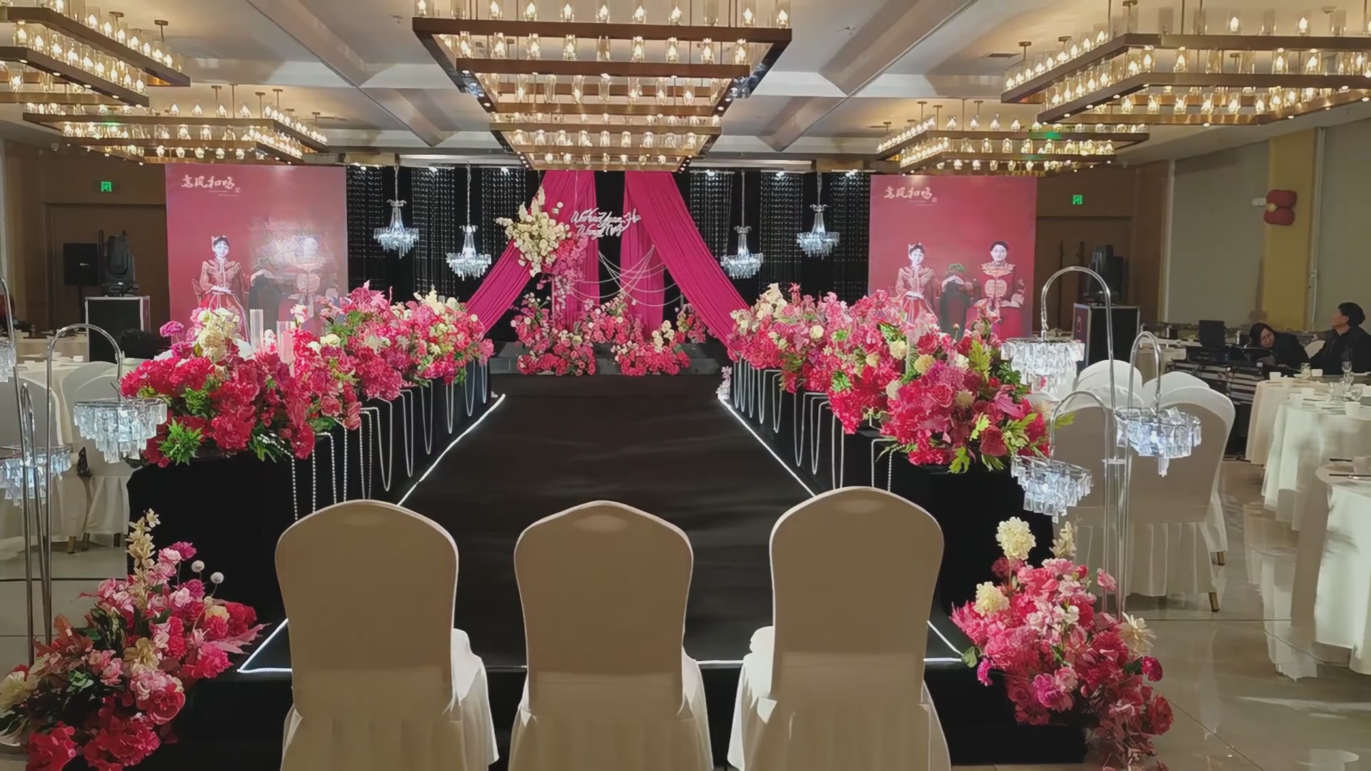 玫红色韩式布幔水晶婚礼