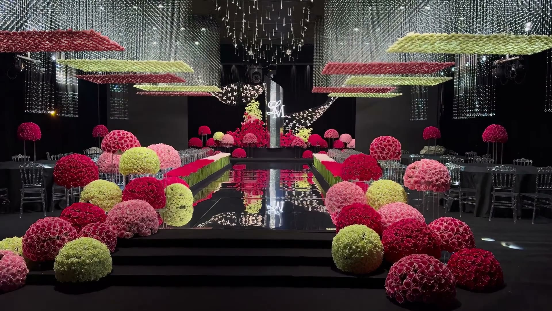 高级感玫红色秀场风婚礼