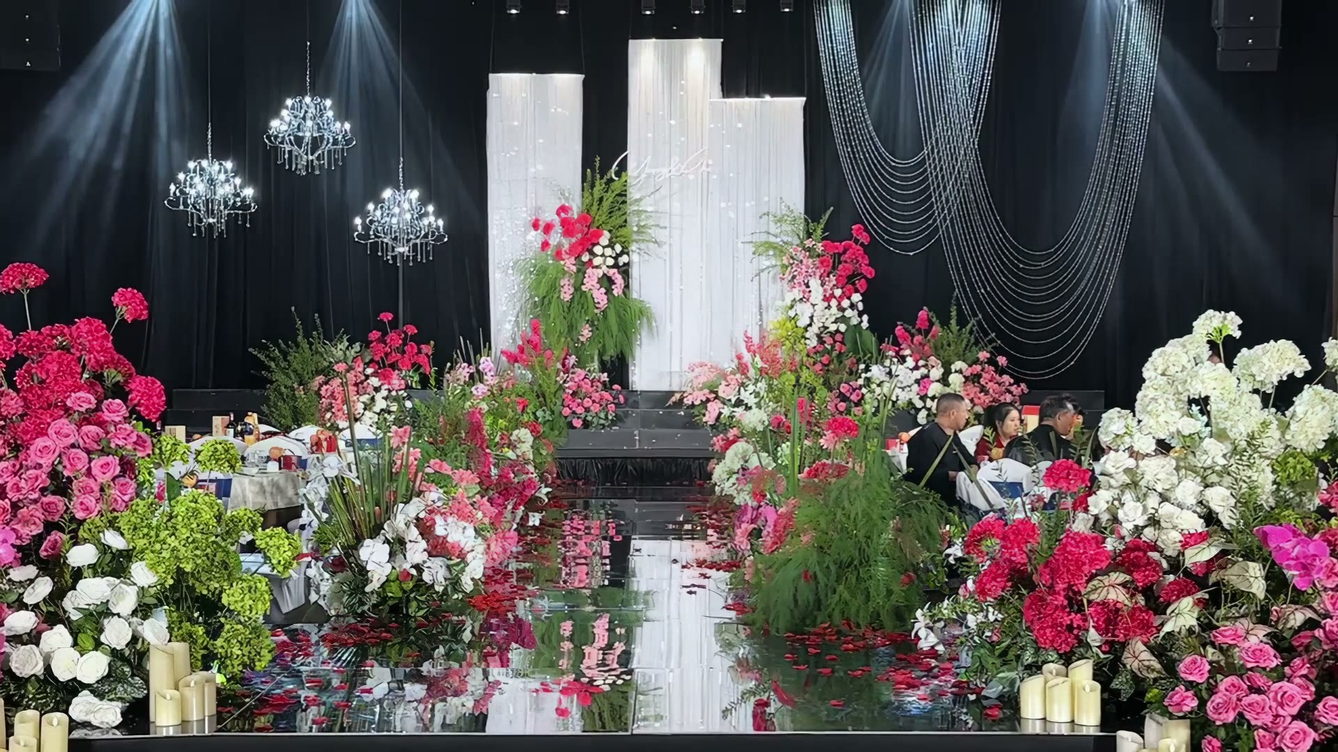 白玫红色韩式珠帘婚礼