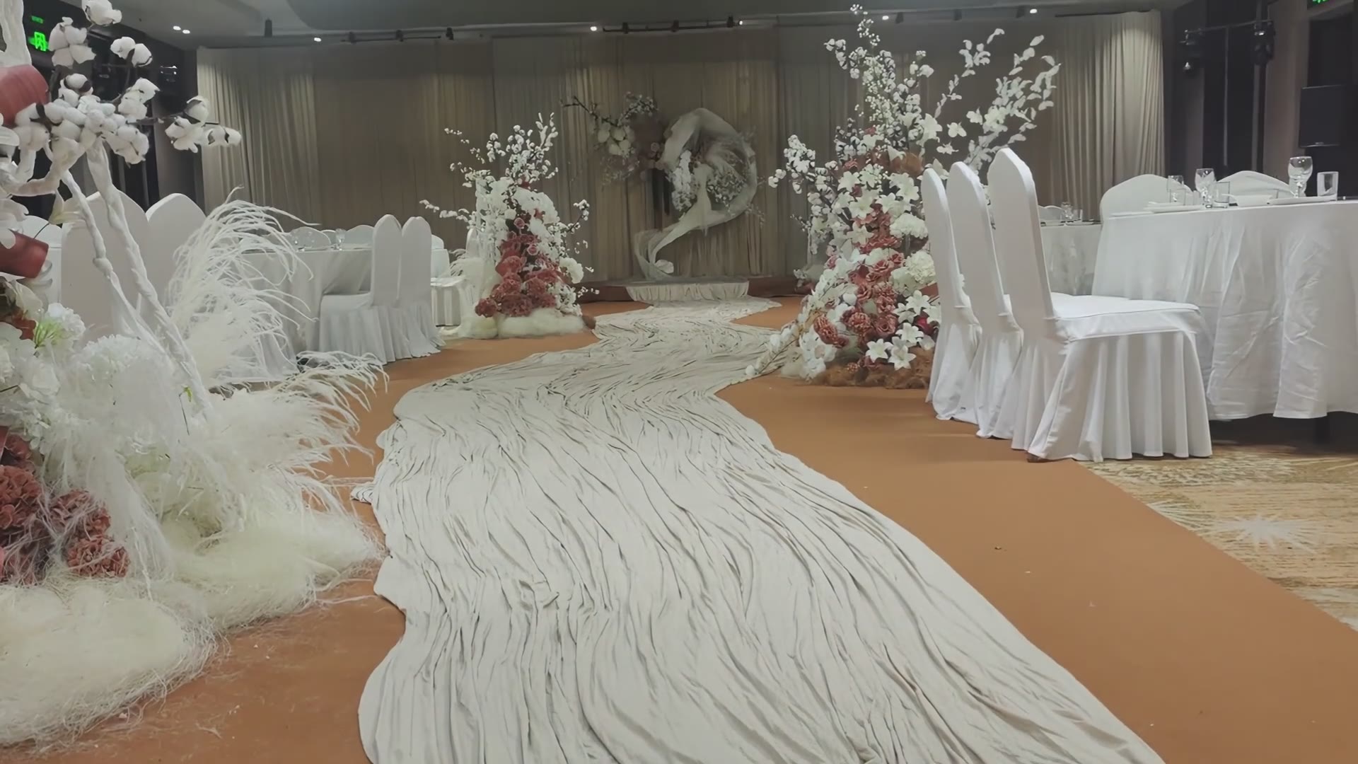 香槟白小预算棉花花艺婚礼