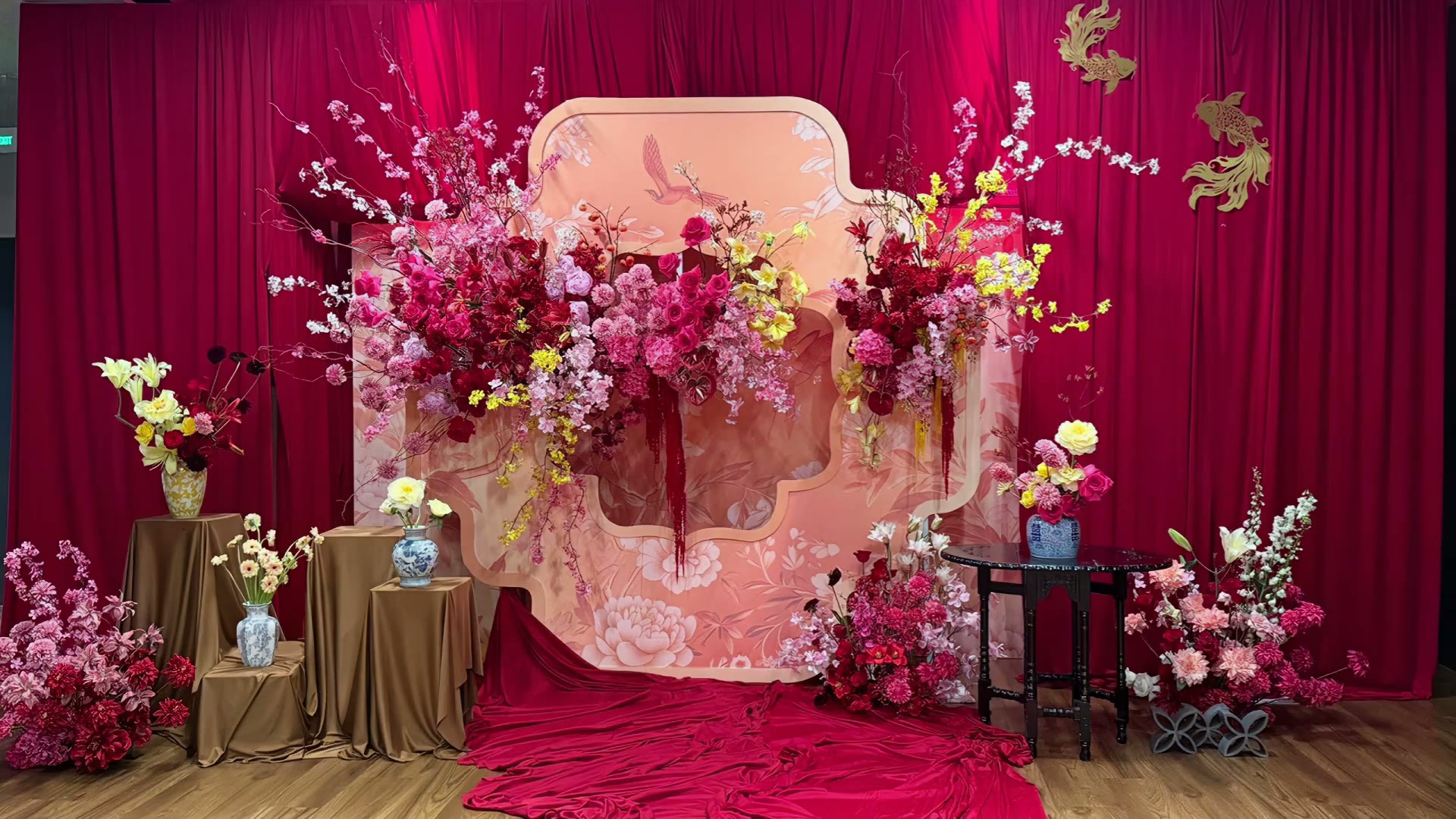 玫红色新中式枝条花订婚宴
