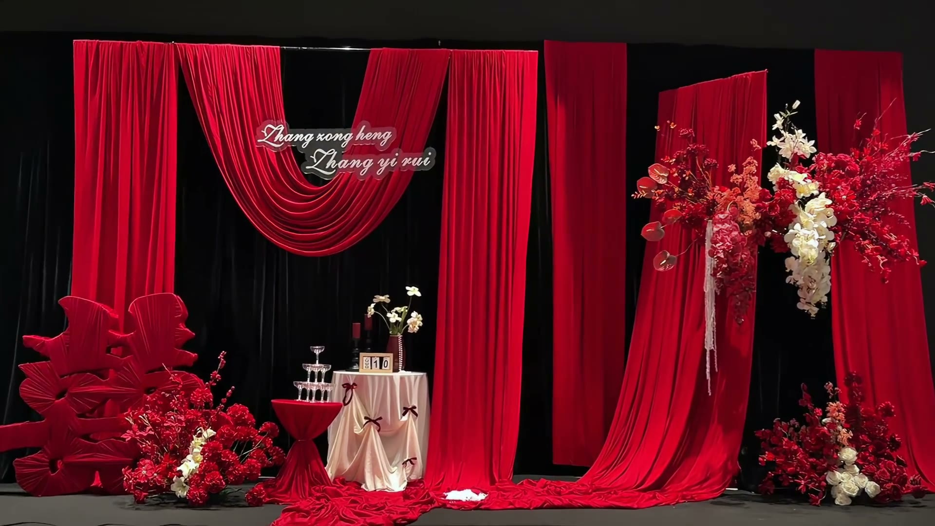 红黑布幔造型订婚宴