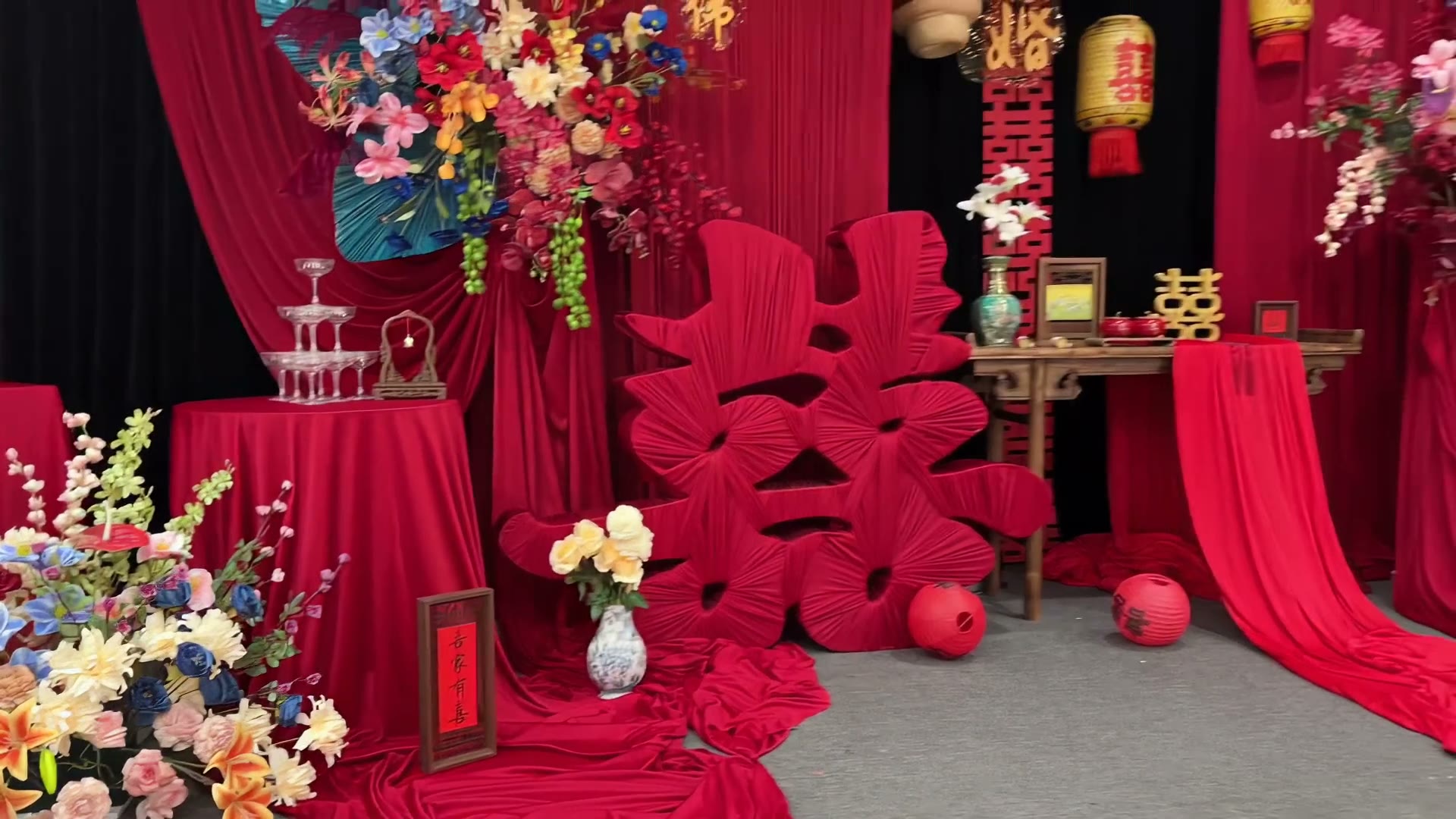 红色布幔喜庆中式订婚宴