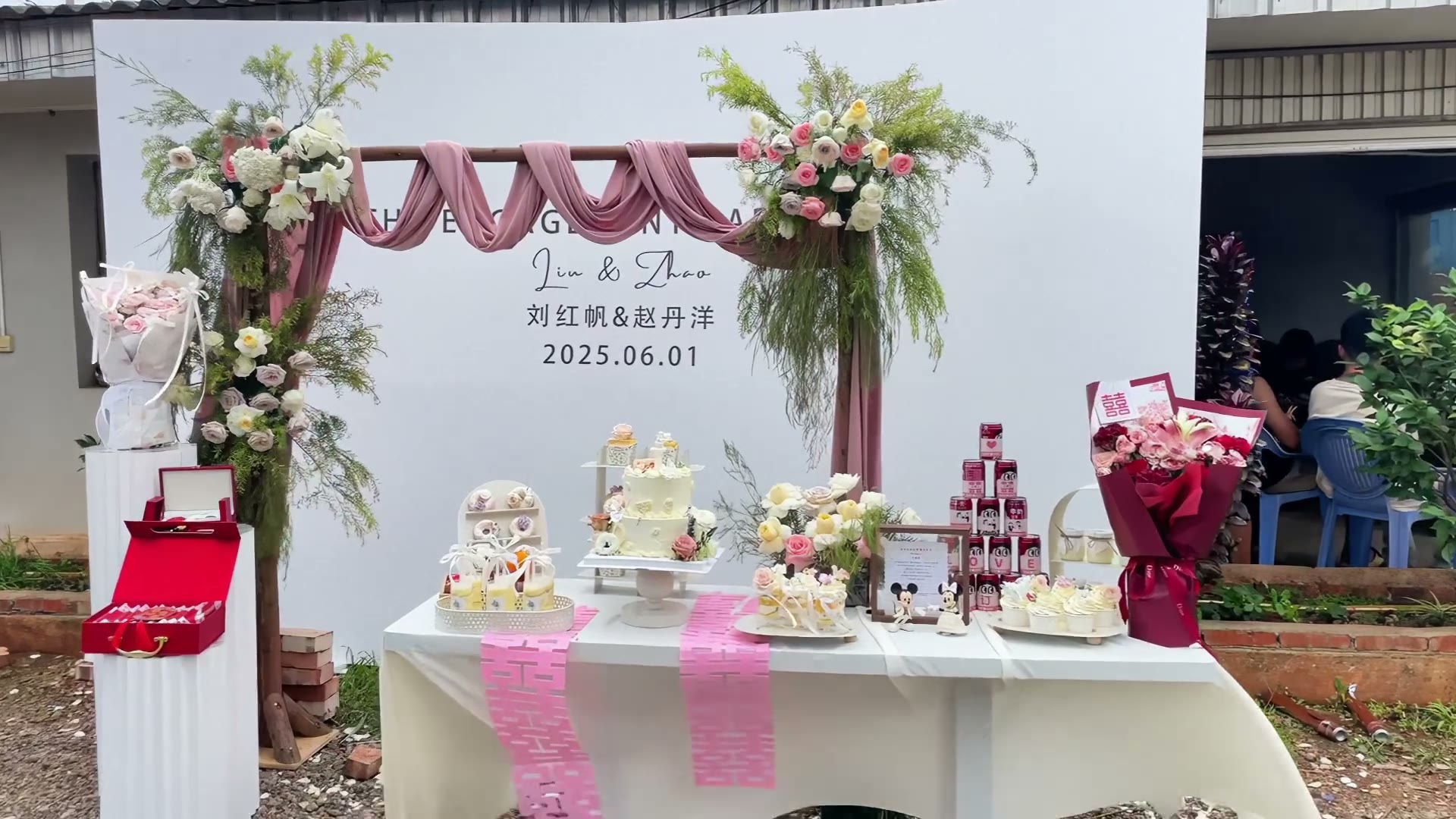 白色简约订婚宴