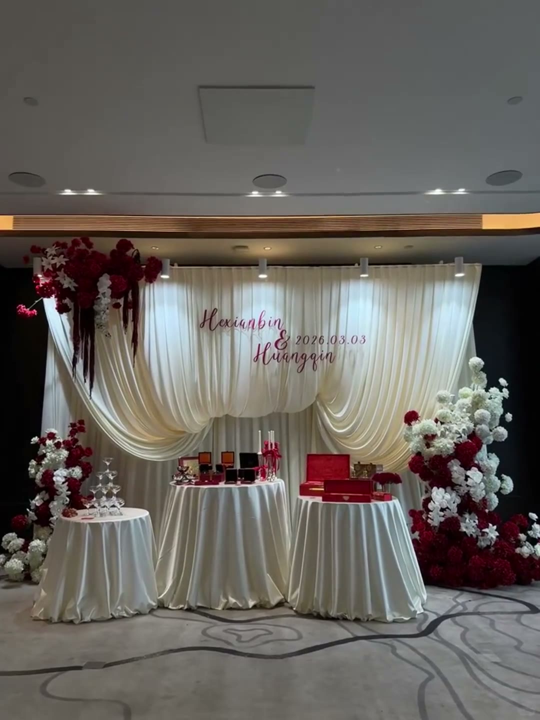 纯白布幔红色花艺小众订婚宴