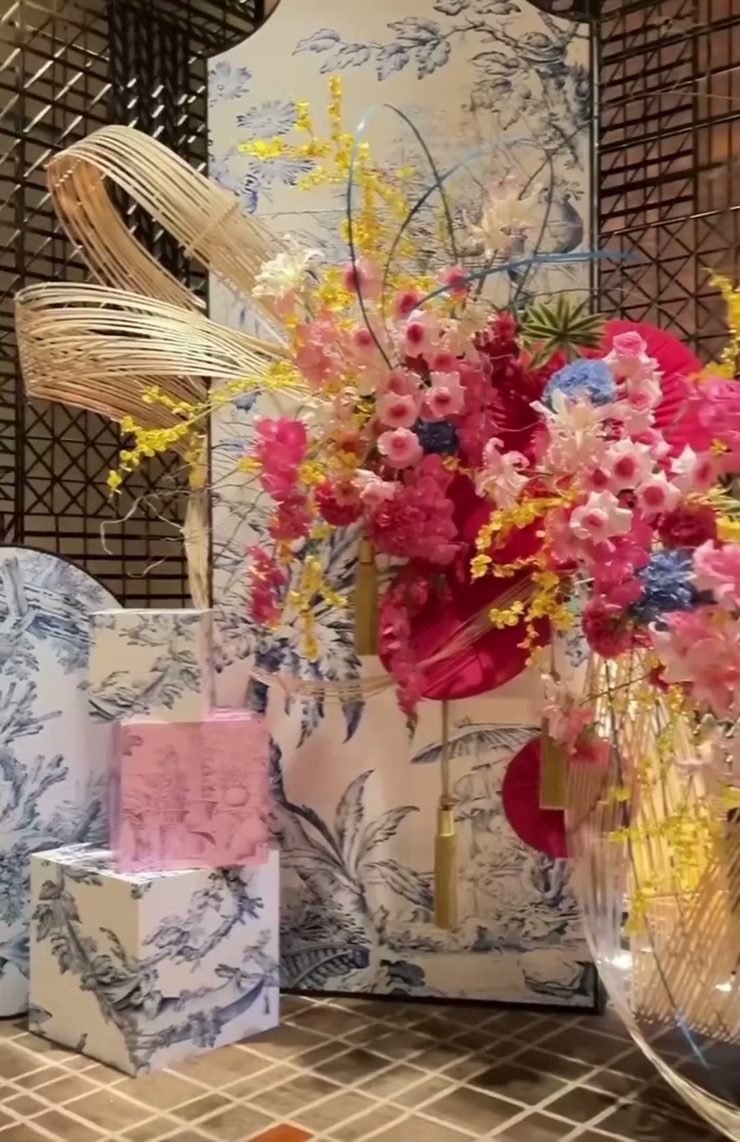 青花瓷撞色玫瑰订婚宴