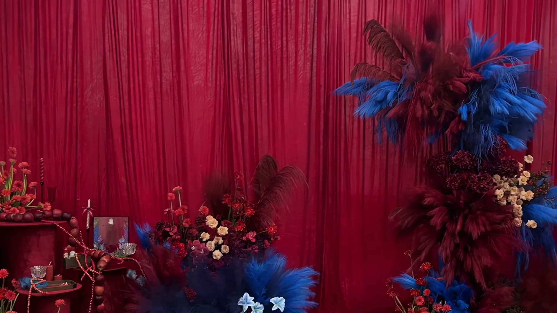 红色布幔蓝色花艺小众订婚宴